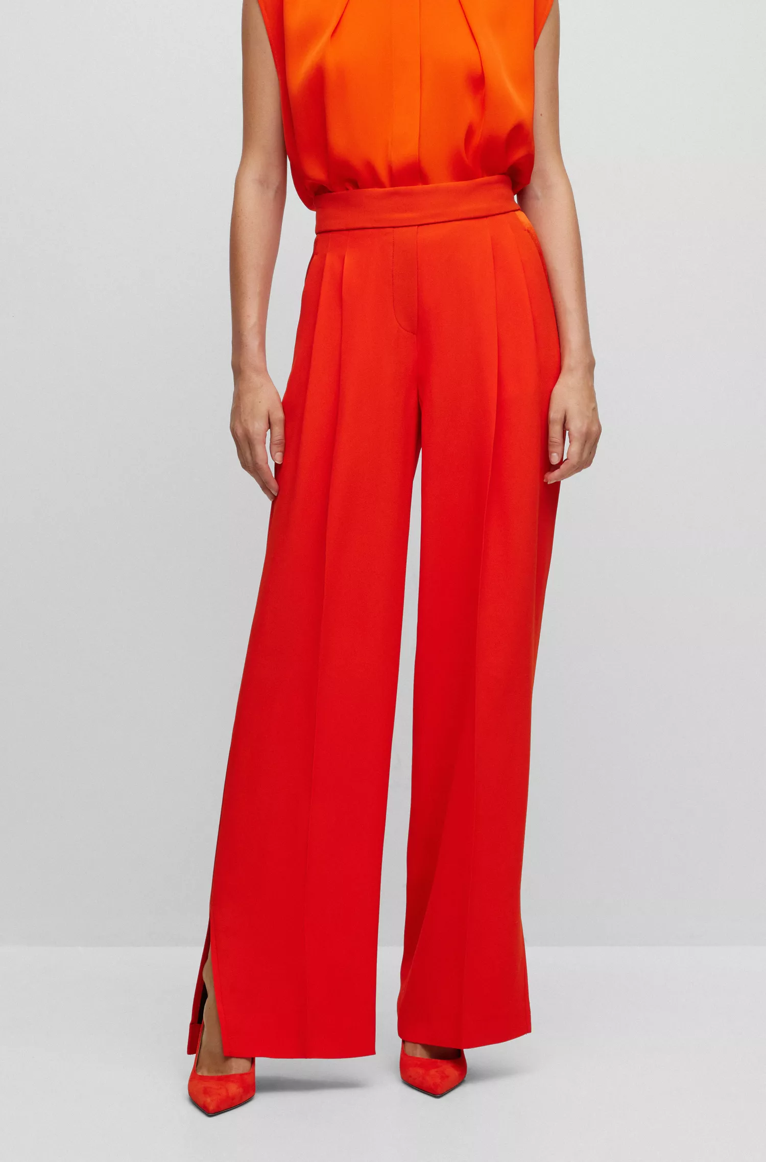 Calça BOSS preta, modelagem relaxada, cintura alta e pernas largas.