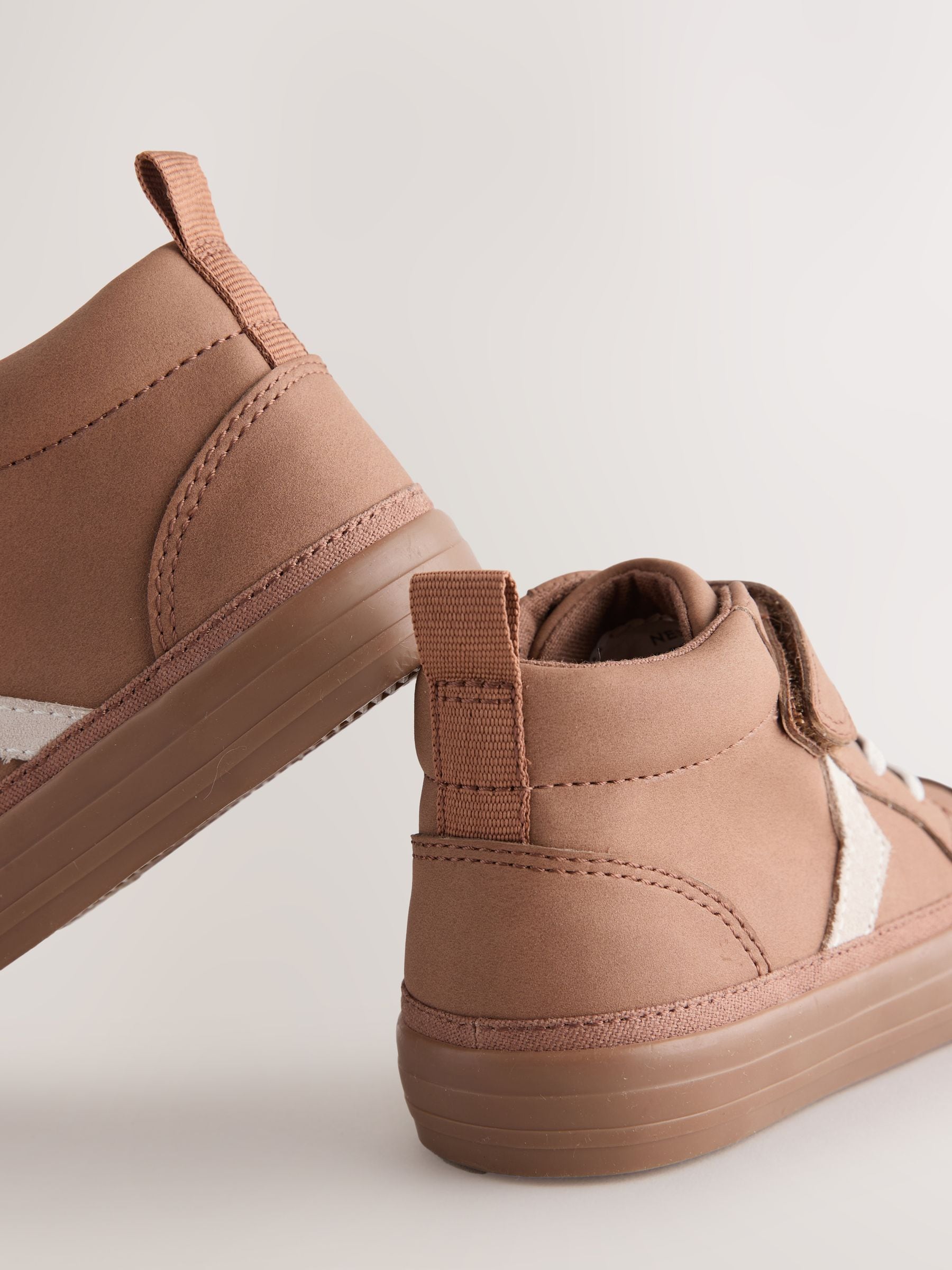 Lichtbruin - Schoenen met klittenbandsluiting, elastische veters en zigzagdetail