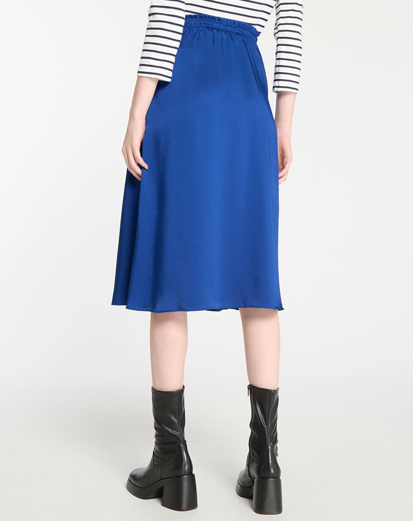 Galeries Lafayette Jupe mi-longue en Satin Roll bleue