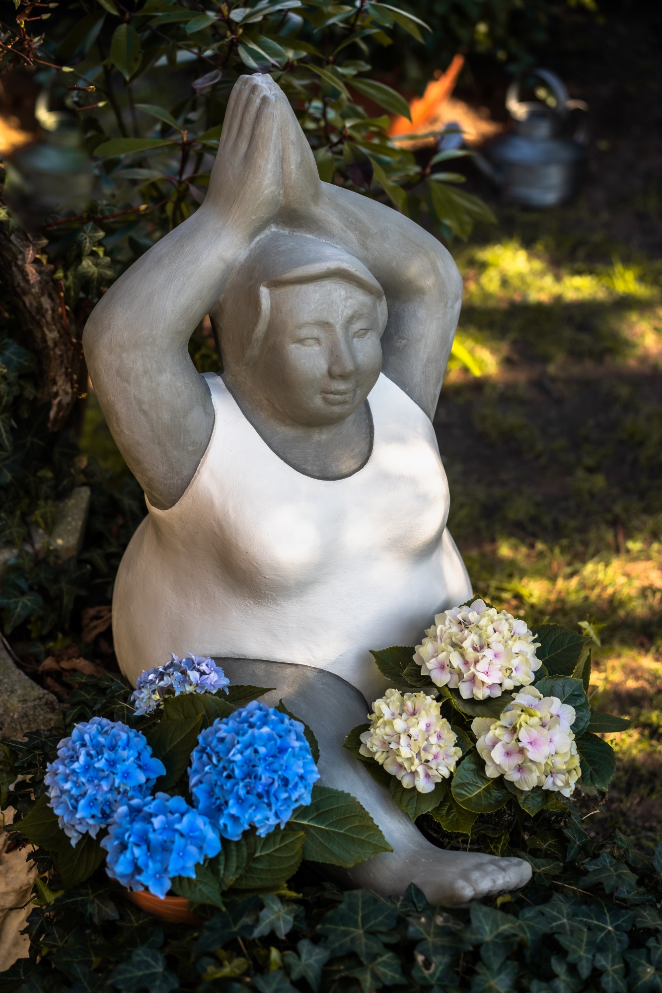 Zementfigur 'Yoga-Frau', weiß, grau, H 65 cm, B 65 cm, L 40 cm günstig bestellen