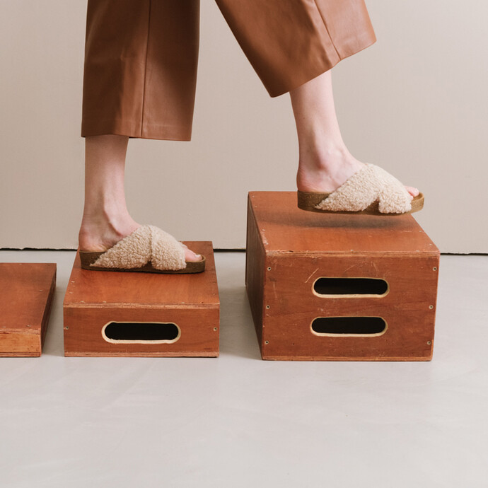 Mules à brides croisées  en fourrure beige