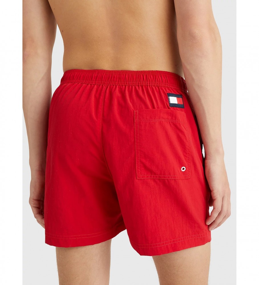 Calção de banho Tommy Hilfiger de comprimento médio com logotipo e cordão vermelho.
