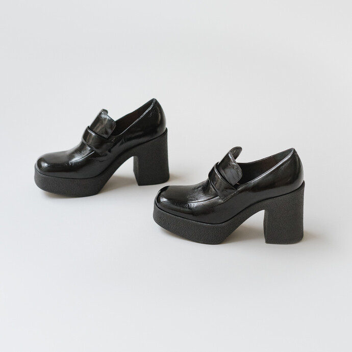 Mocassins à plateformes et bouts carrés  en cuir brillant noir