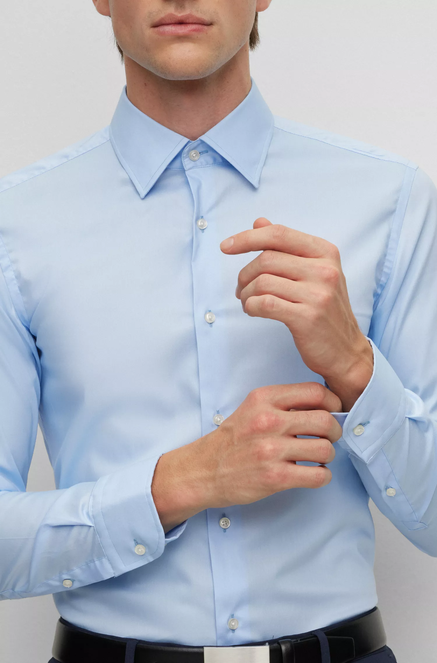Camisa BOSS preta de corte slim em popeline de algodão fácil de passar.