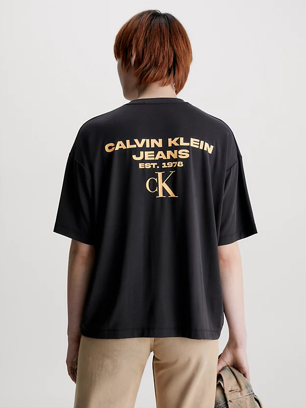 Camiseta oversized com logo nas costas
