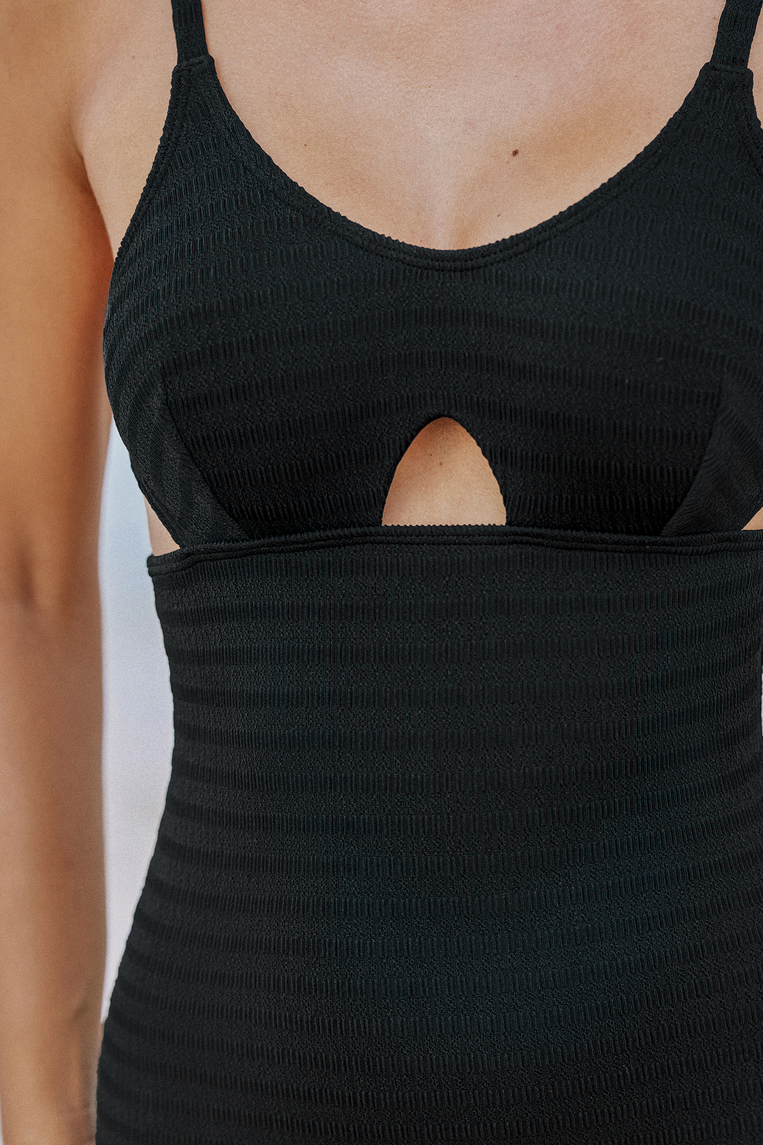 Maillot de bain une pièce découpé à col en V noir