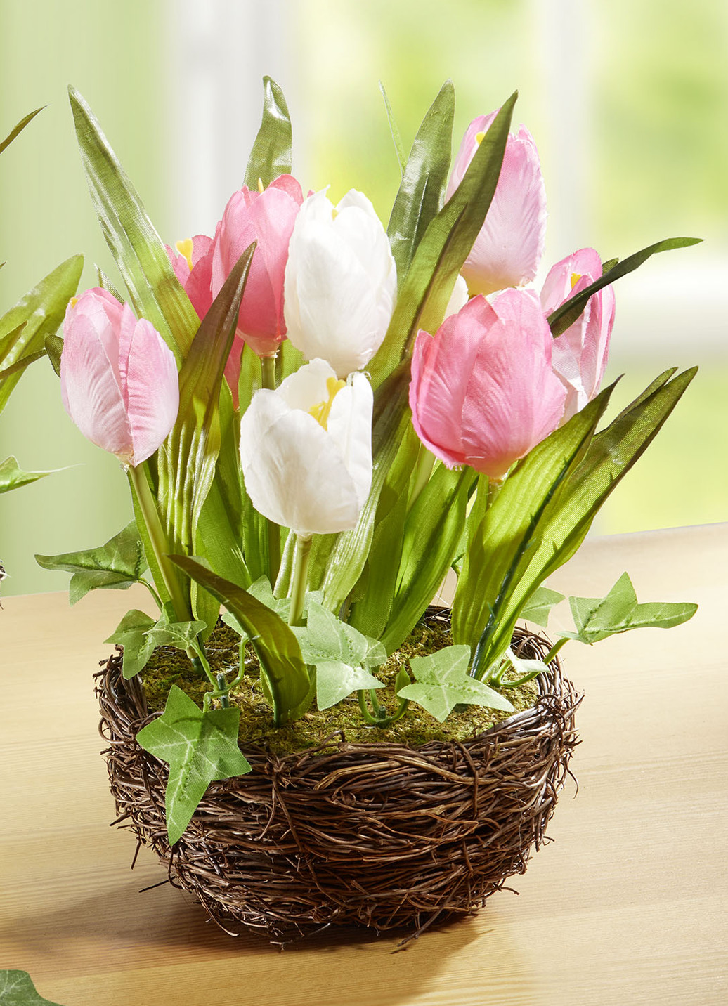 Tulpen im Weidekorb