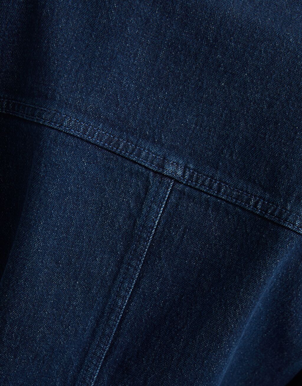 Jaqueta jeans cropped com ombreiras