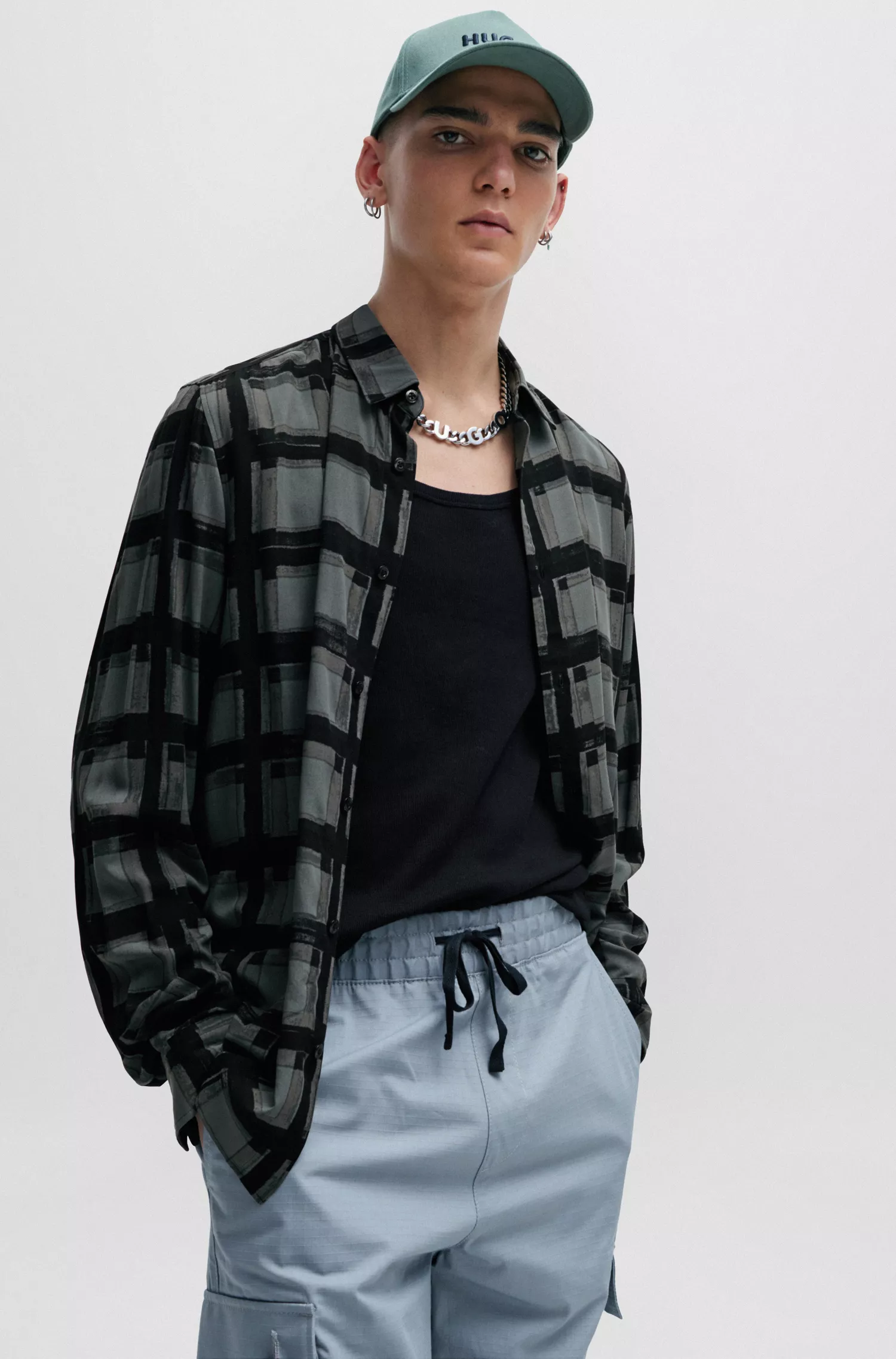 Camisa HUGO vermelha de corte relaxado com estampa abstrata por toda a peça.