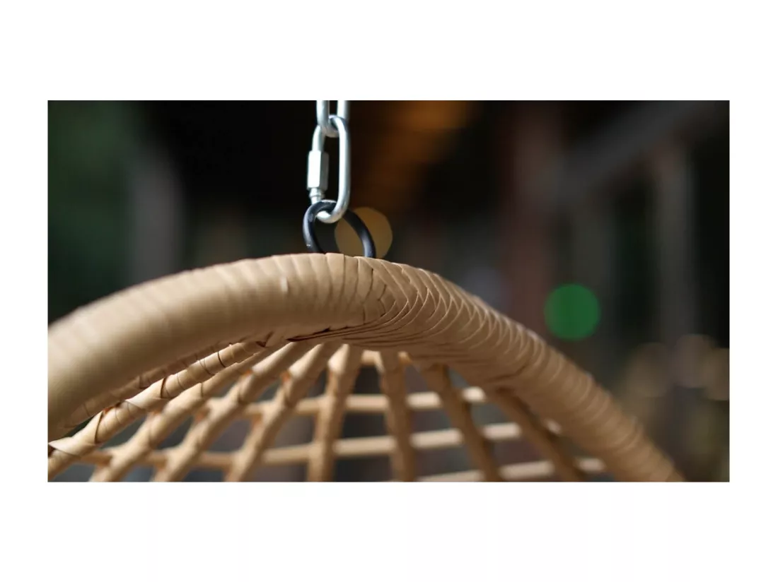 Fauteuil suspendu beige & noir en résine tressée façon rotin AUROA