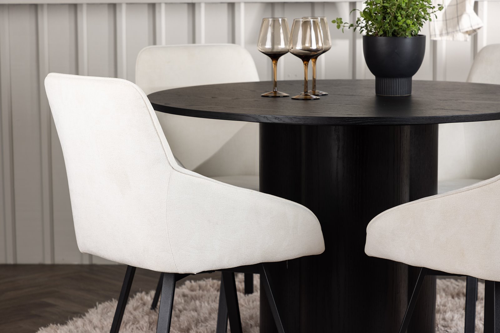 Olivia og Rosie Spisegruppe Olivia rundt spisebord Ø110 cm i sort med 4 stk. Rosie spisetoler i Beige og sorte ben.