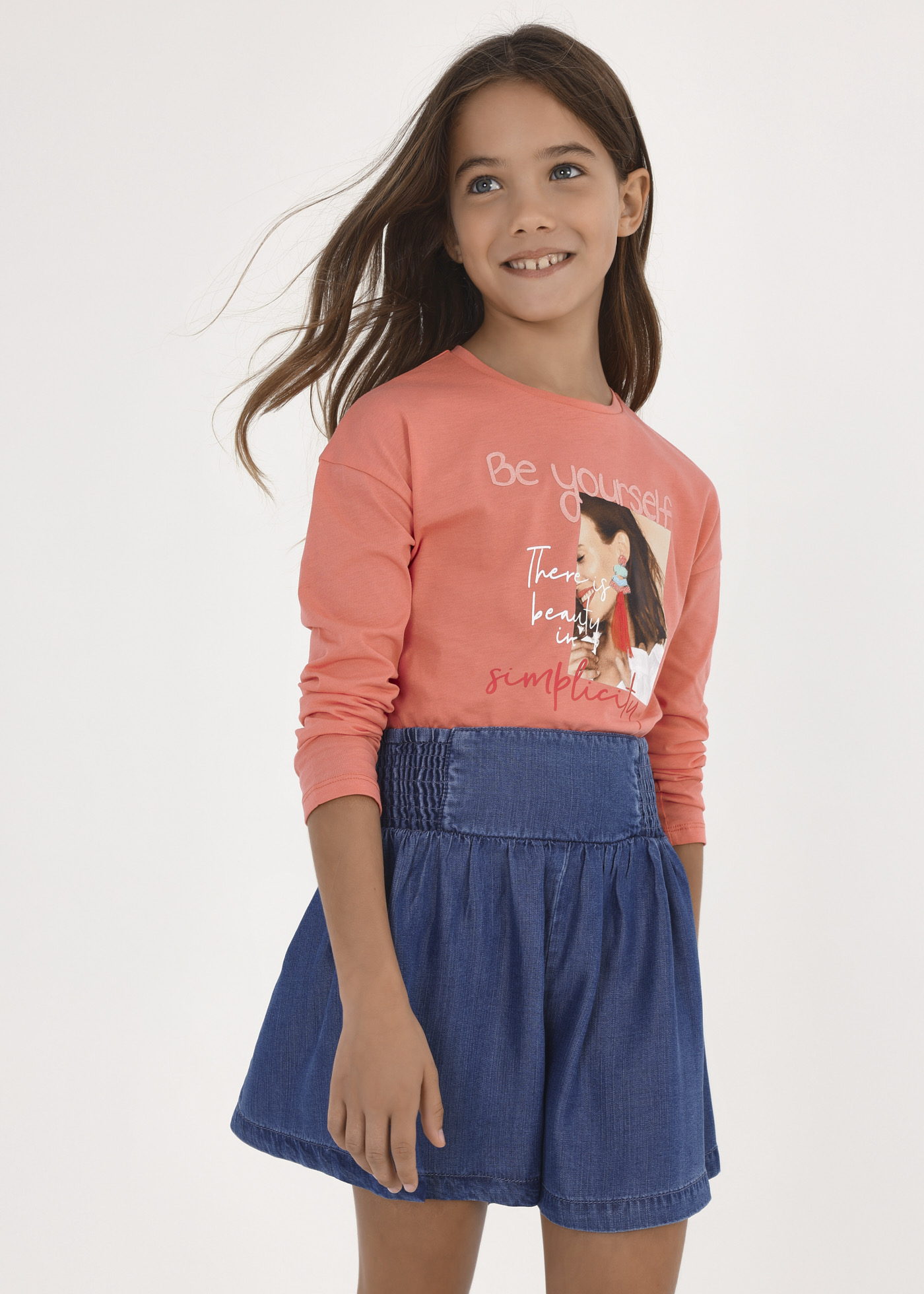 Camiseta de manga comprida para meninas, feita de algodão sustentável.