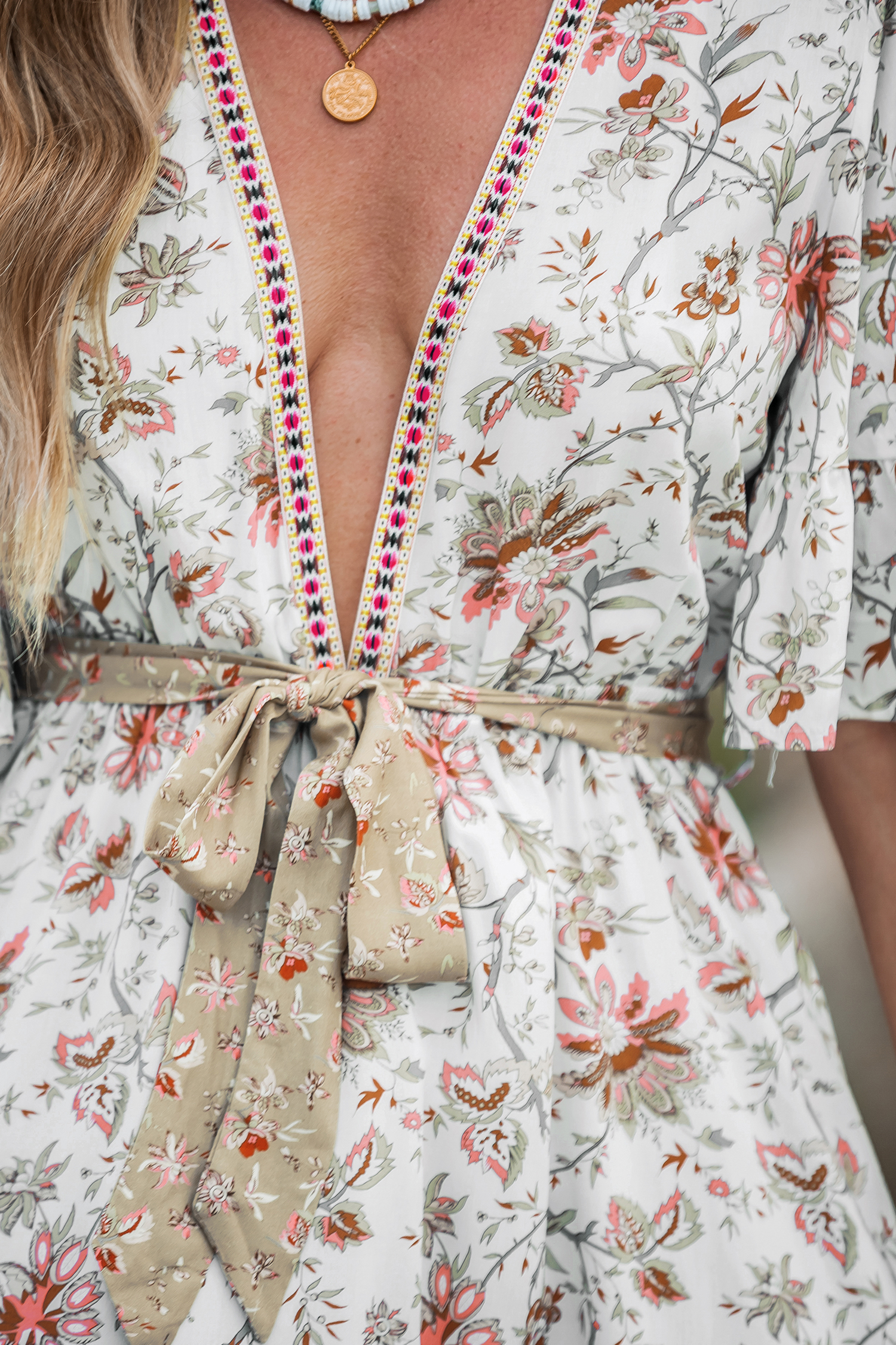 Robe midi avec ourlet asymétrique et col plongeant à fleurs
