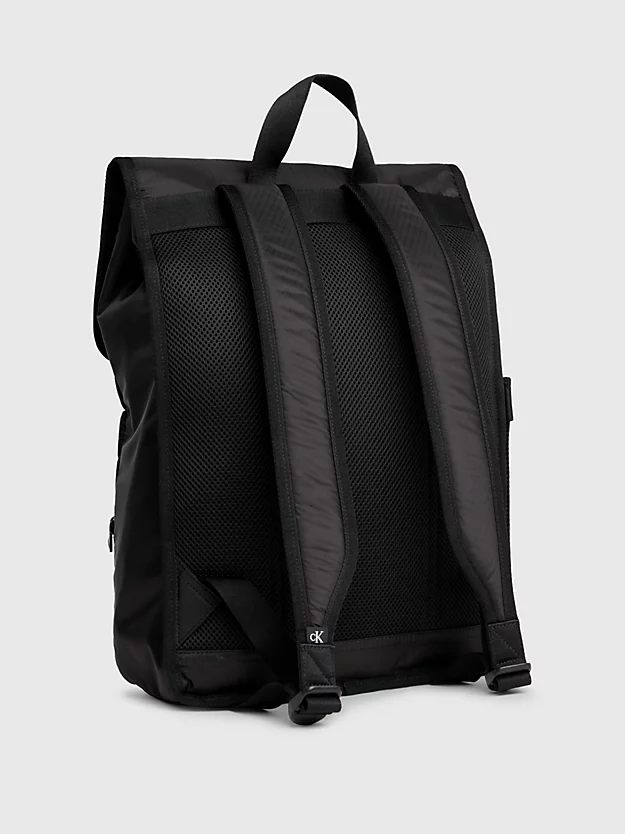 Mochila com aba quadrada