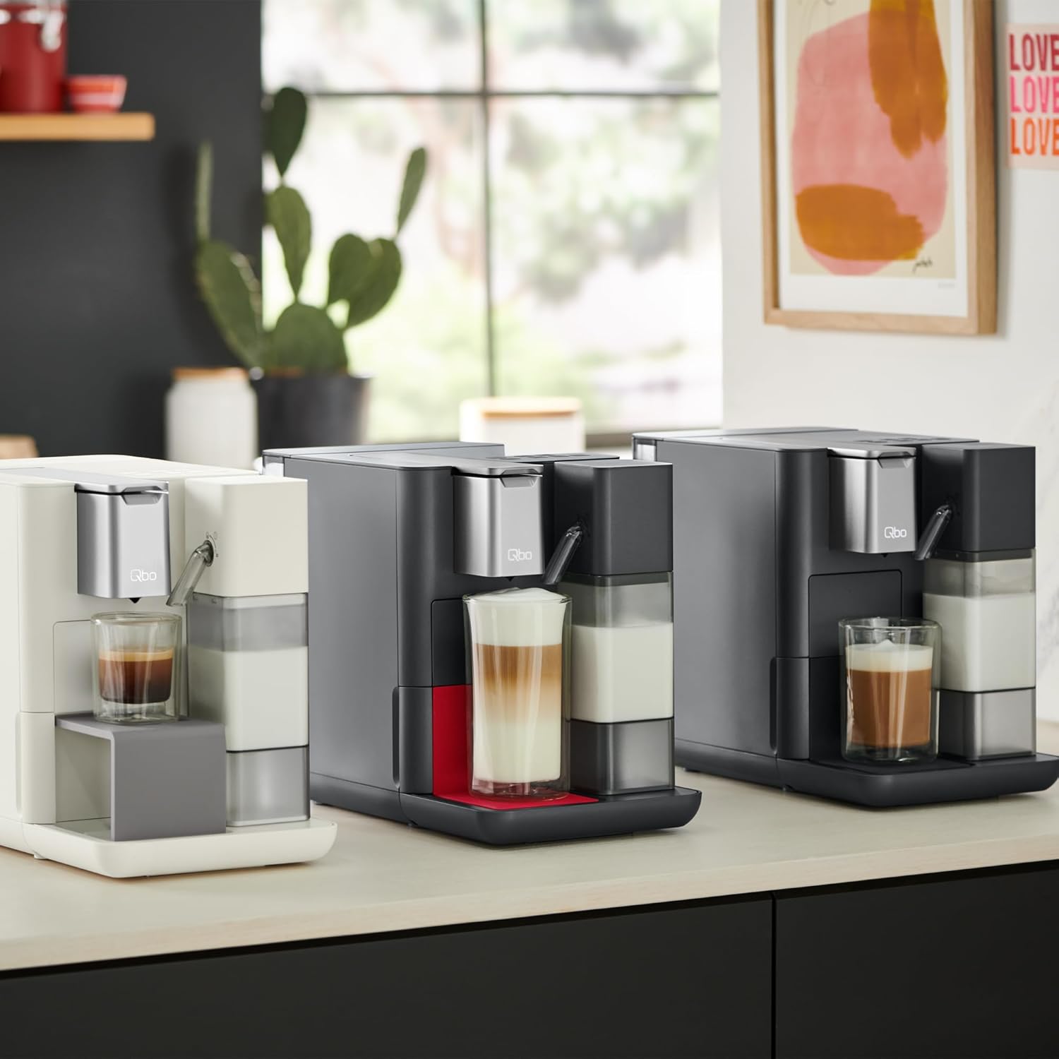 Tchibo Qbo MILK MASTER Premium Kapselmaschine inkl. 16 recyclebare Qbo Kapseln für Cappuccino, Espresso, Caffè Crema, Milchschaum auf Knopfdruck mit abnehmbarem Milchtank 300ml, Lipstick Red