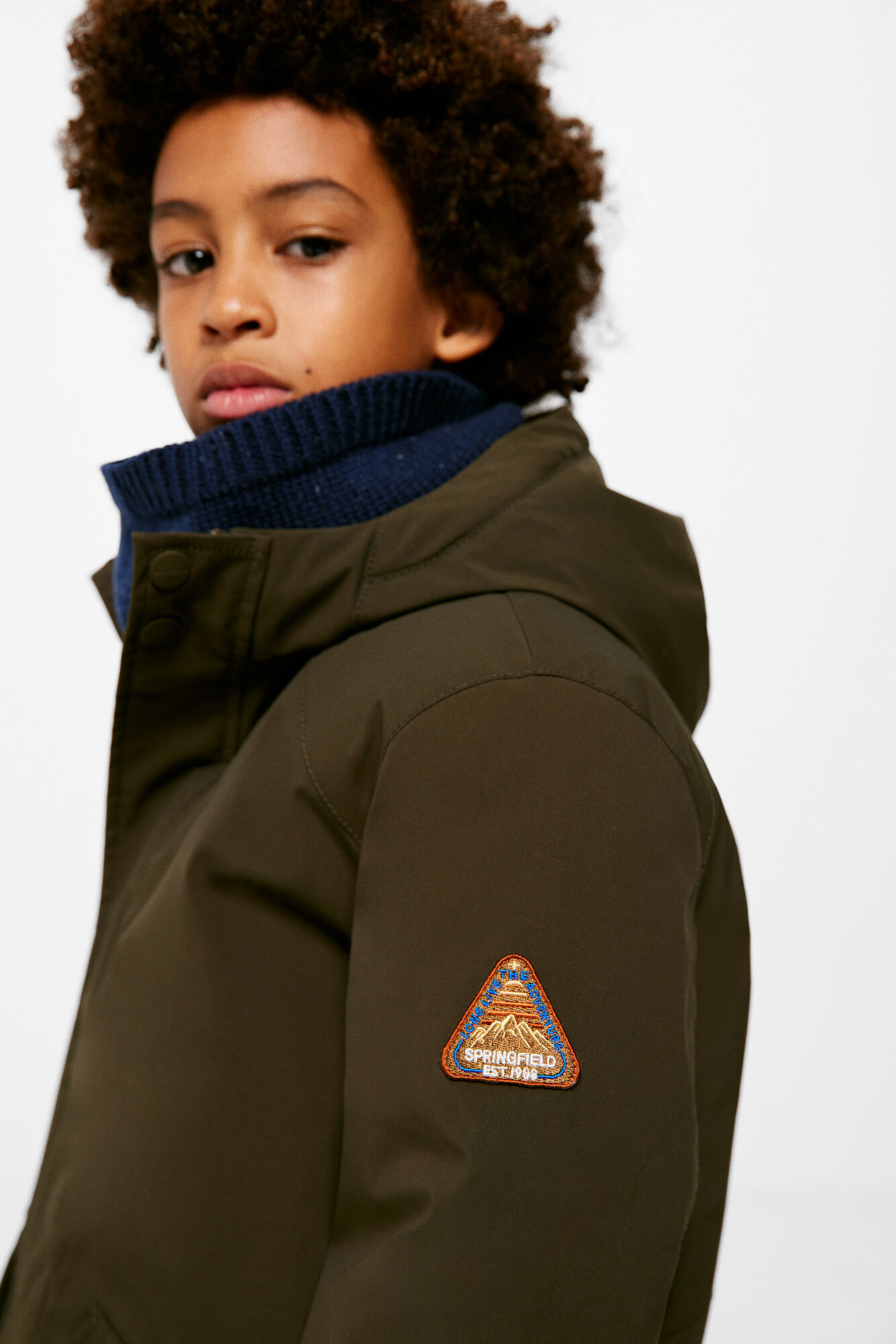 Parka comprida acolchoada com capuz.