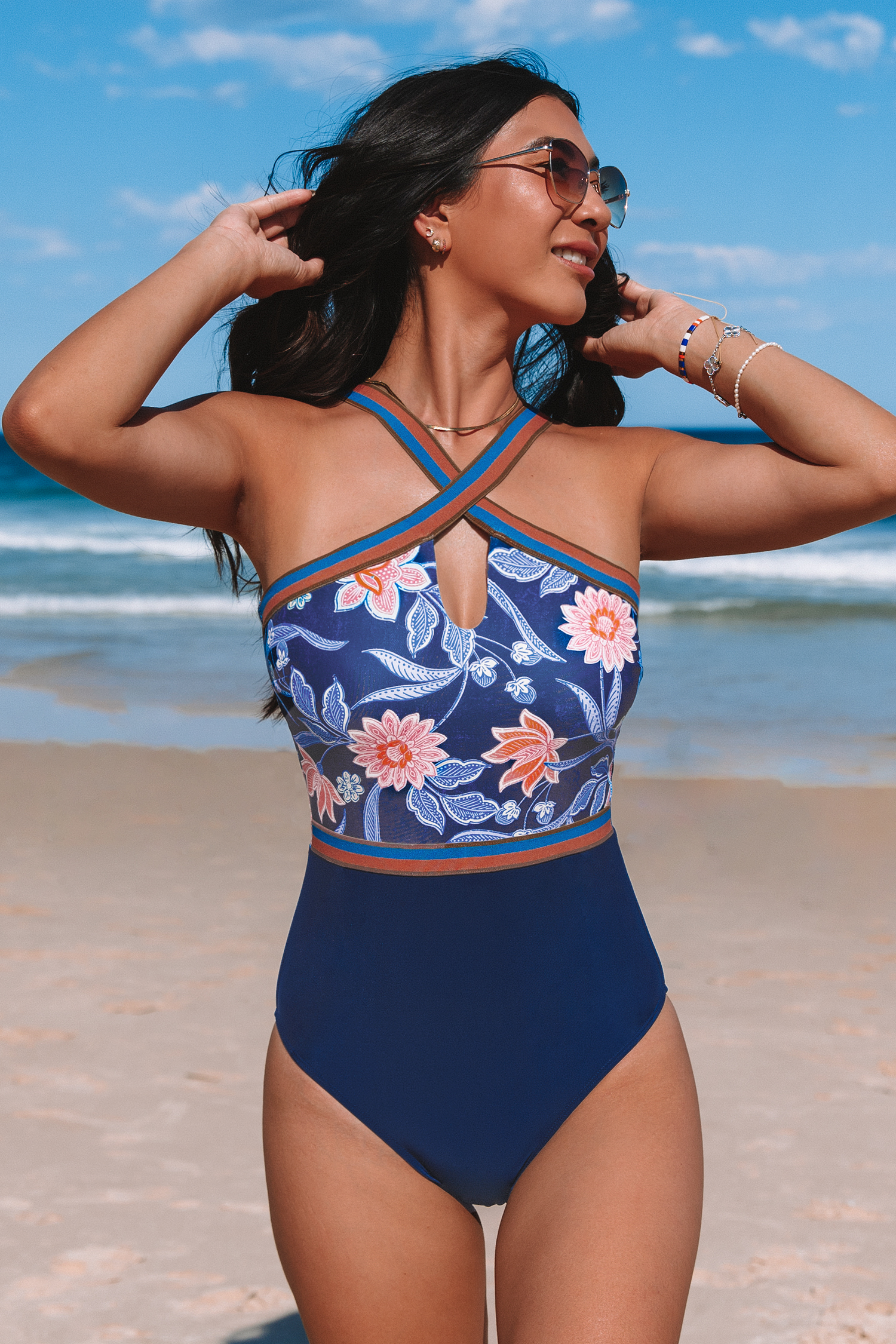 Maillot de bain une pièce à col croisé et trou de serrure à fleur