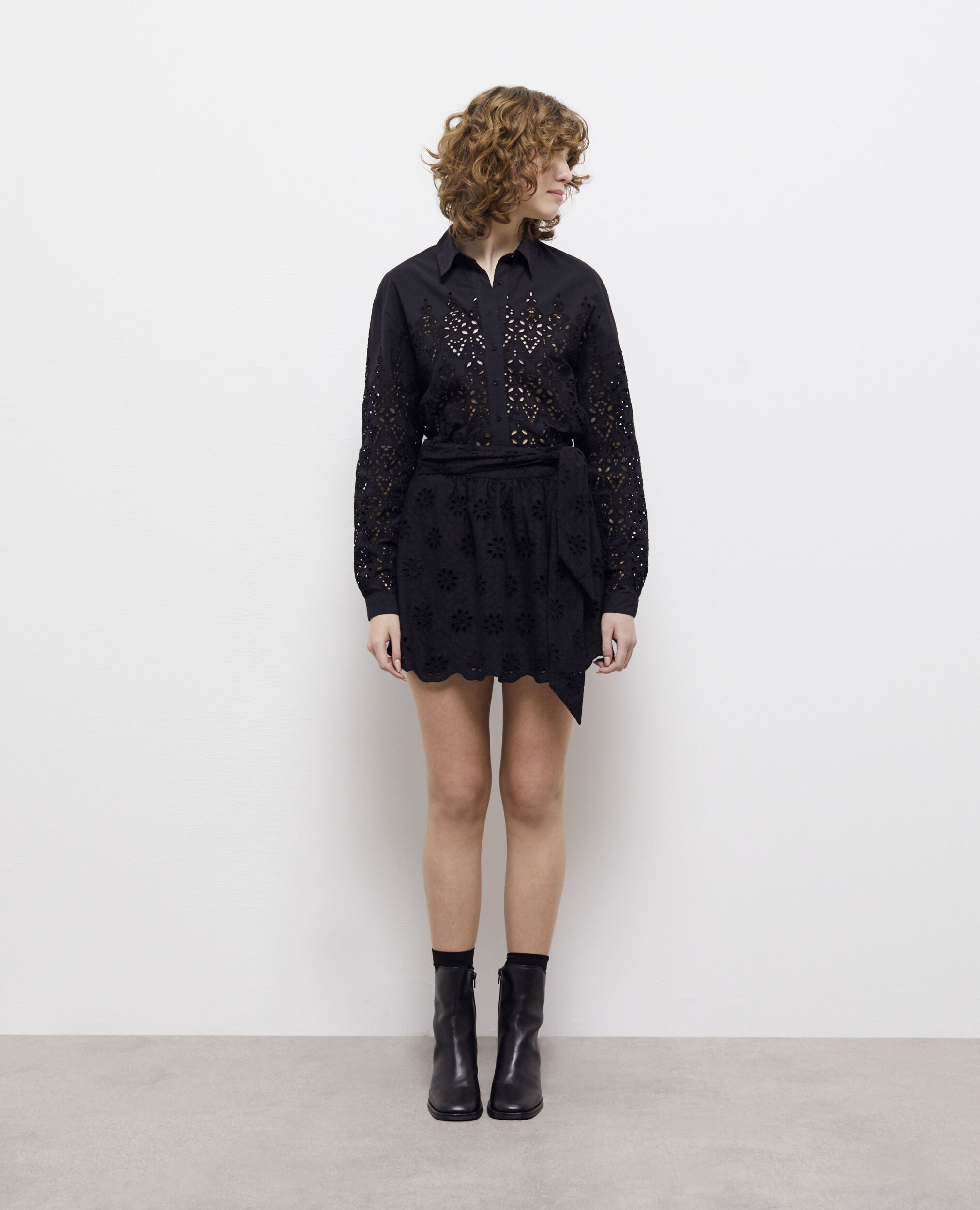 Jupe courte noire en broderie Anglaise