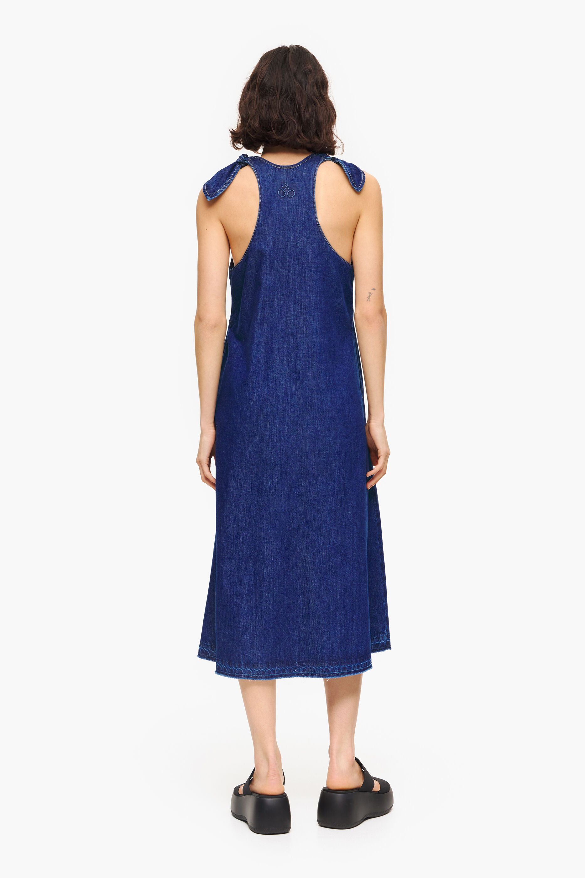 Vestido jeans azul escuro com modelagem evasê