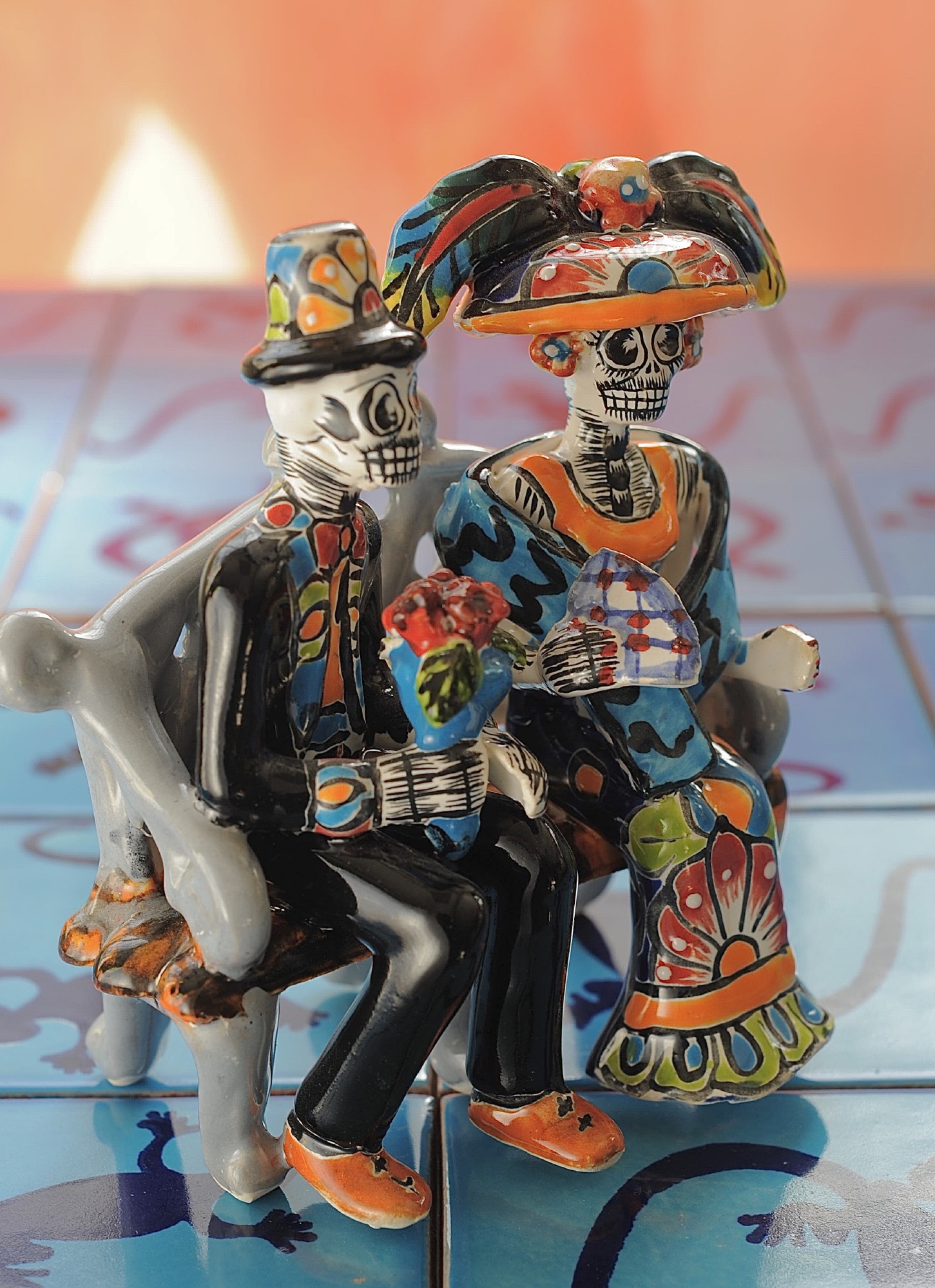 Keramikfigur 'Bankfreunde', multicolor, B 15 cm, H 15 cm, L 10 cm von fischer's lagerhaus
