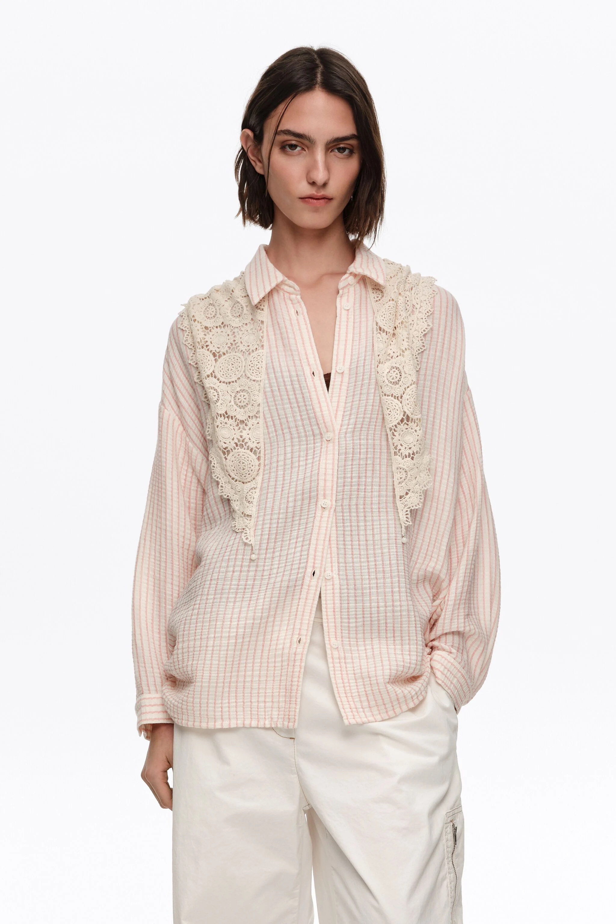 Camisa de crochê com listras vermelhas