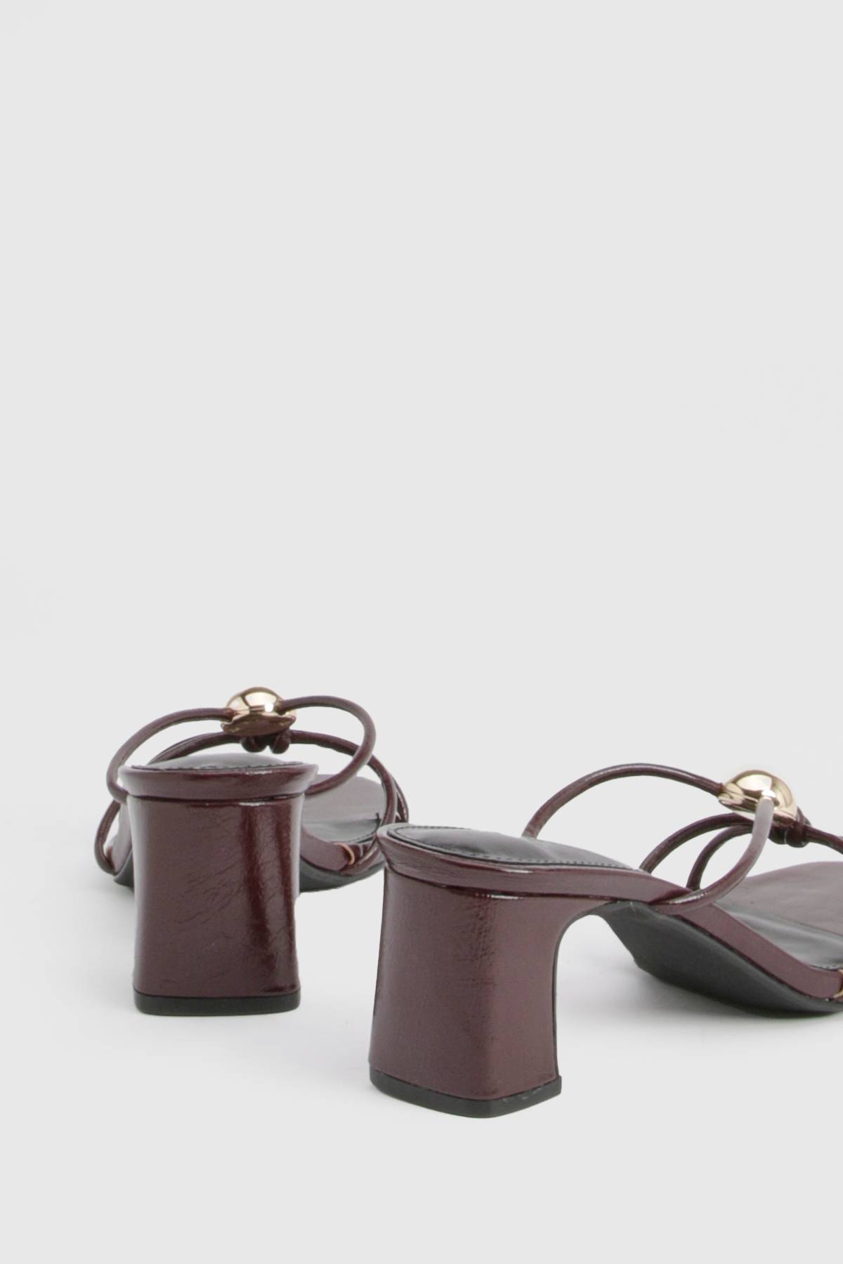 boohoo Mules À Brides Avec Finitions Dorées