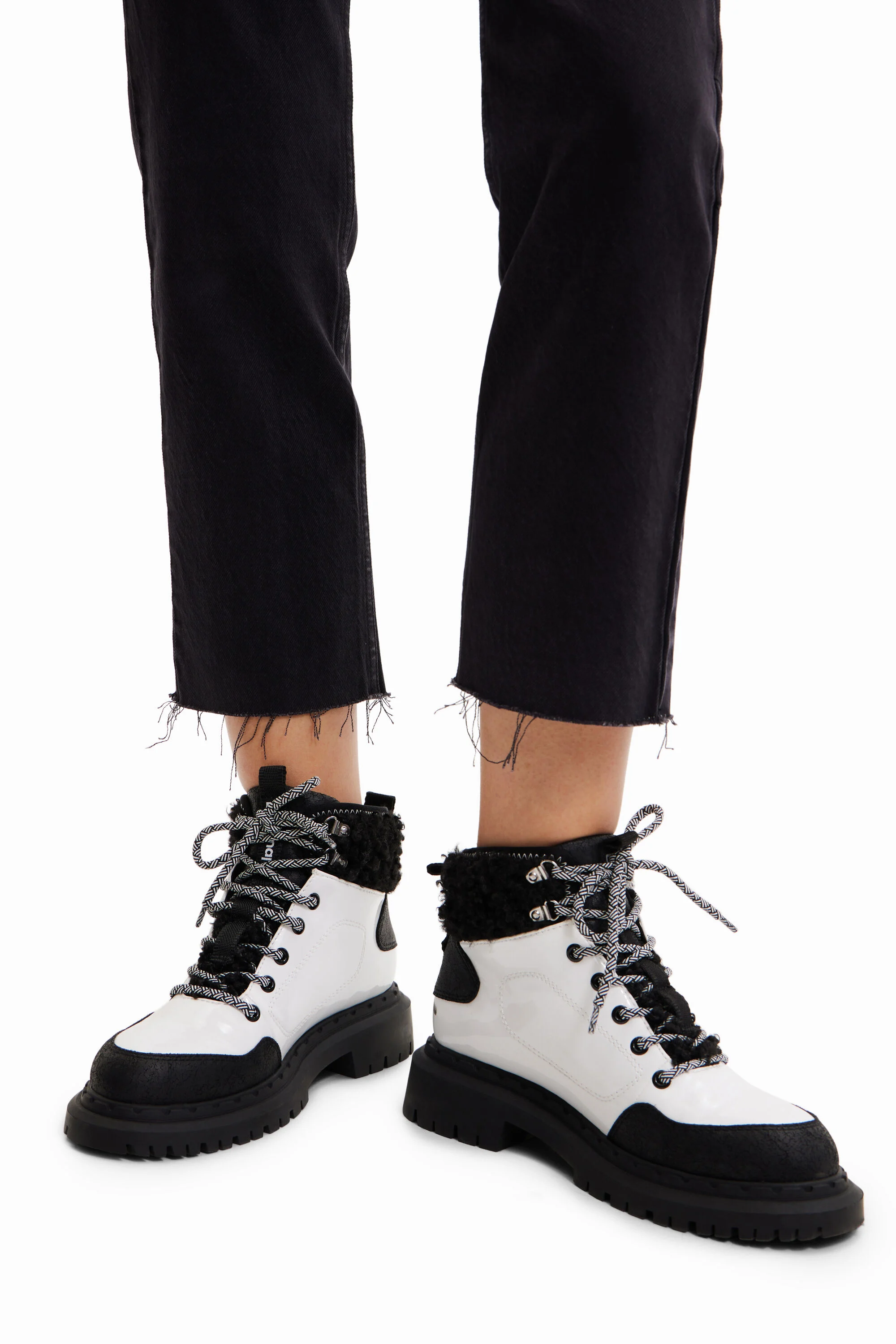 Bota trekking cordones