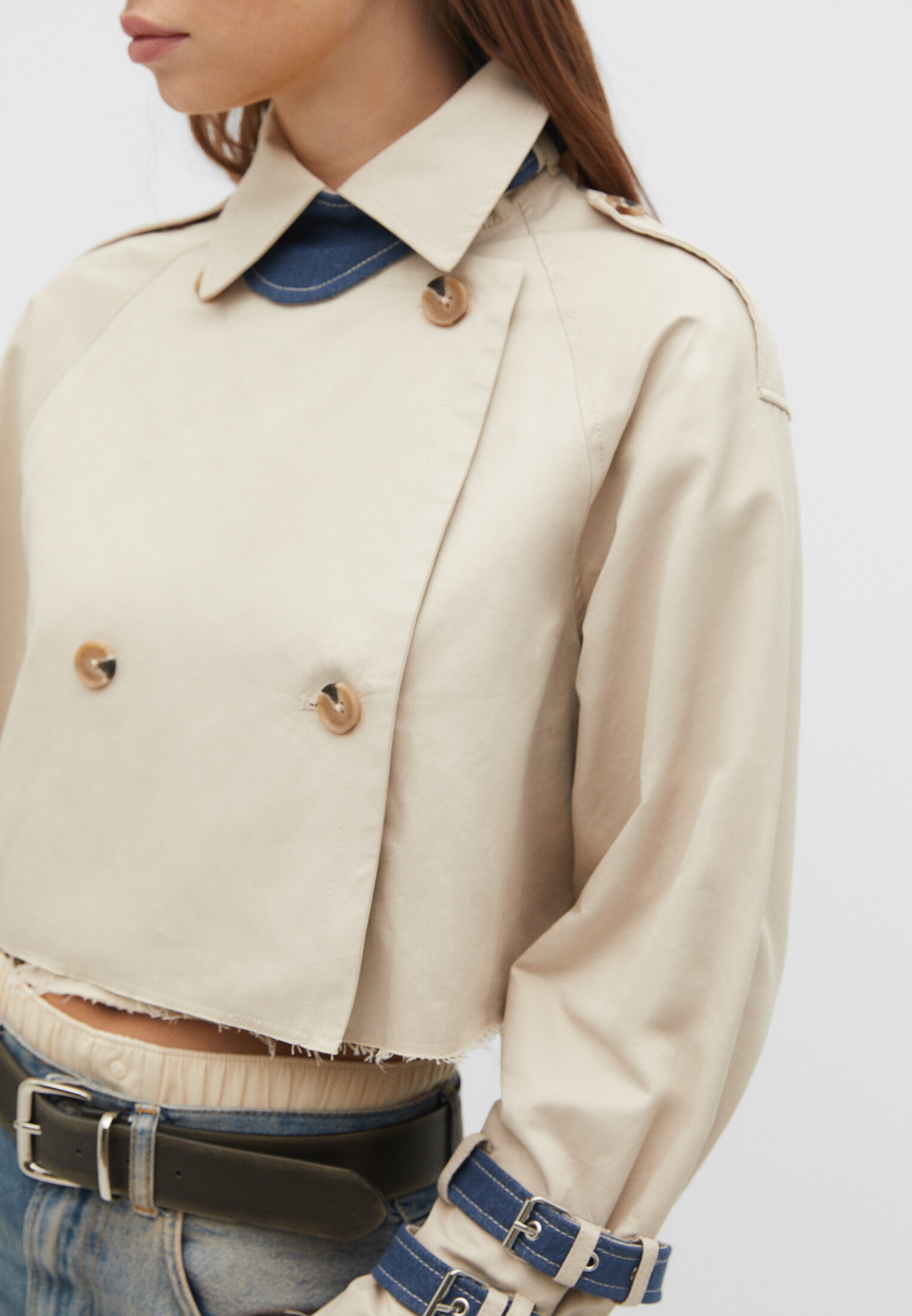 Trench coat cropped com detalhes em jeans