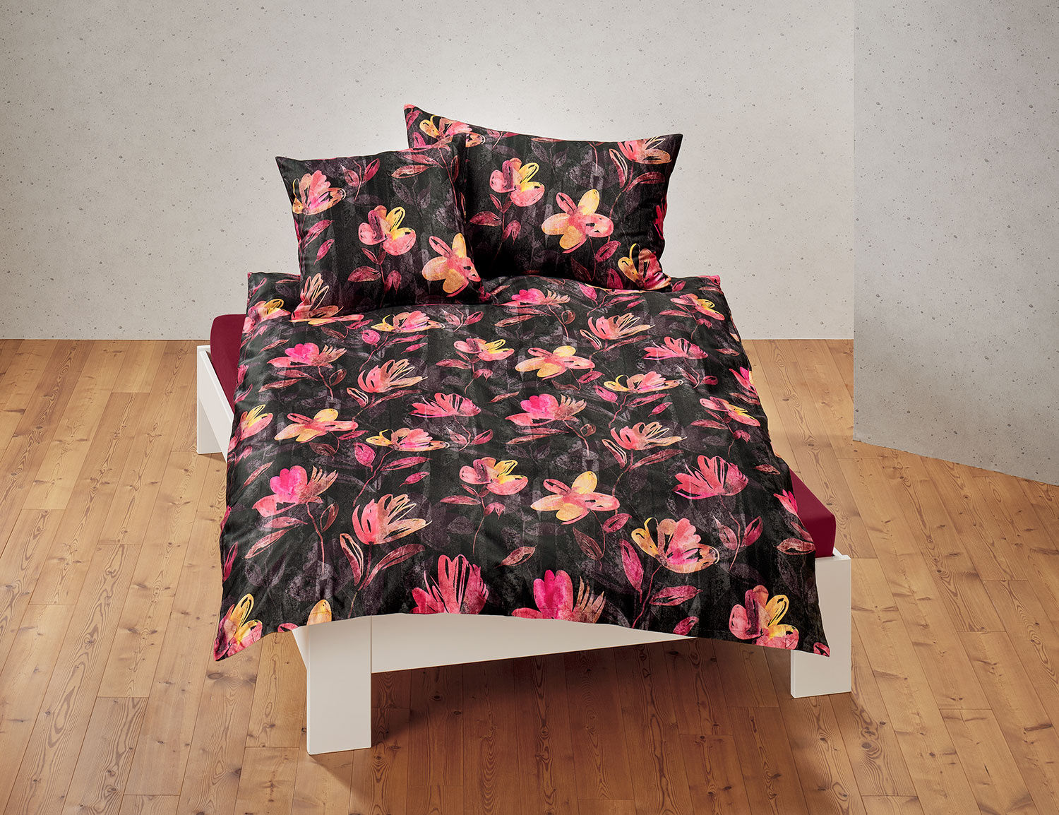 Bettwäsche mit farbigen, kunstvollen Blüten auf dunklem Untergrund