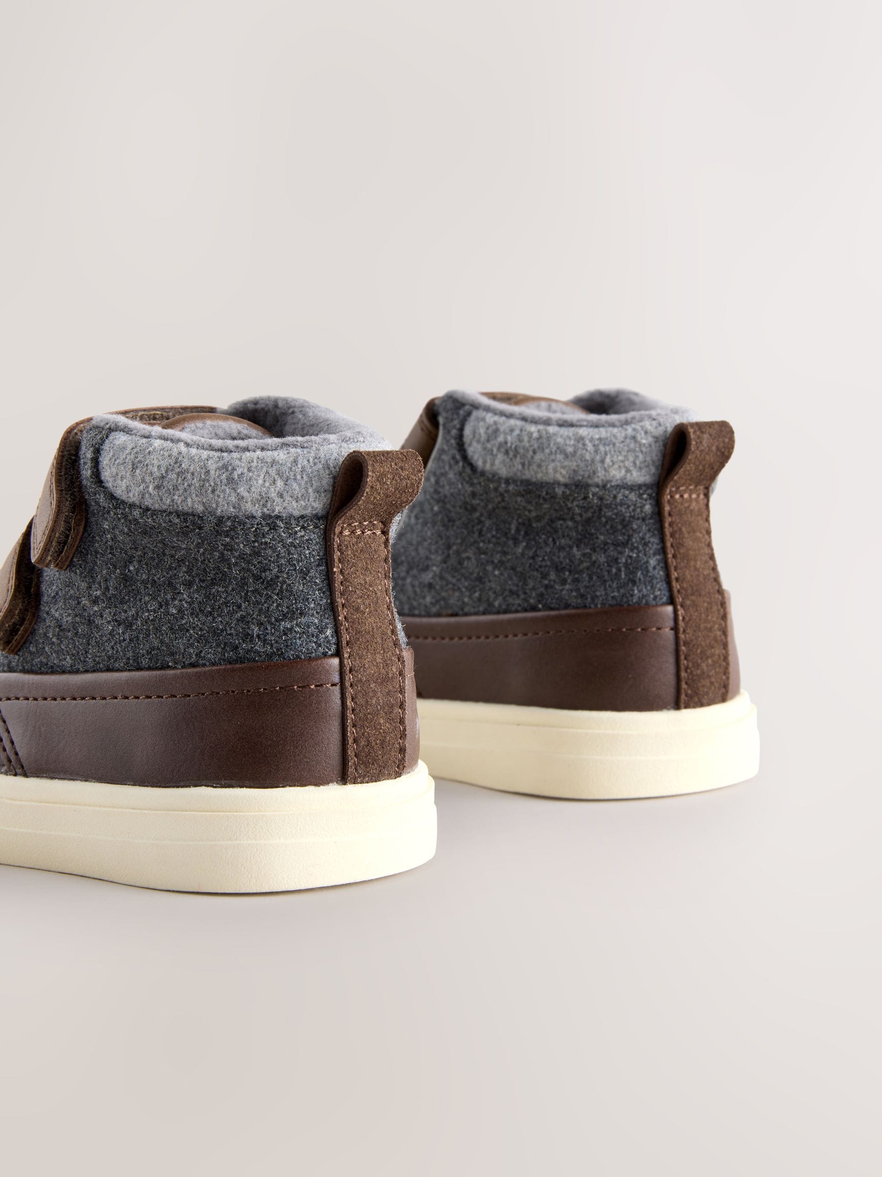 Chocoladebruin - Hoge schoenen met klittenbandsluiting