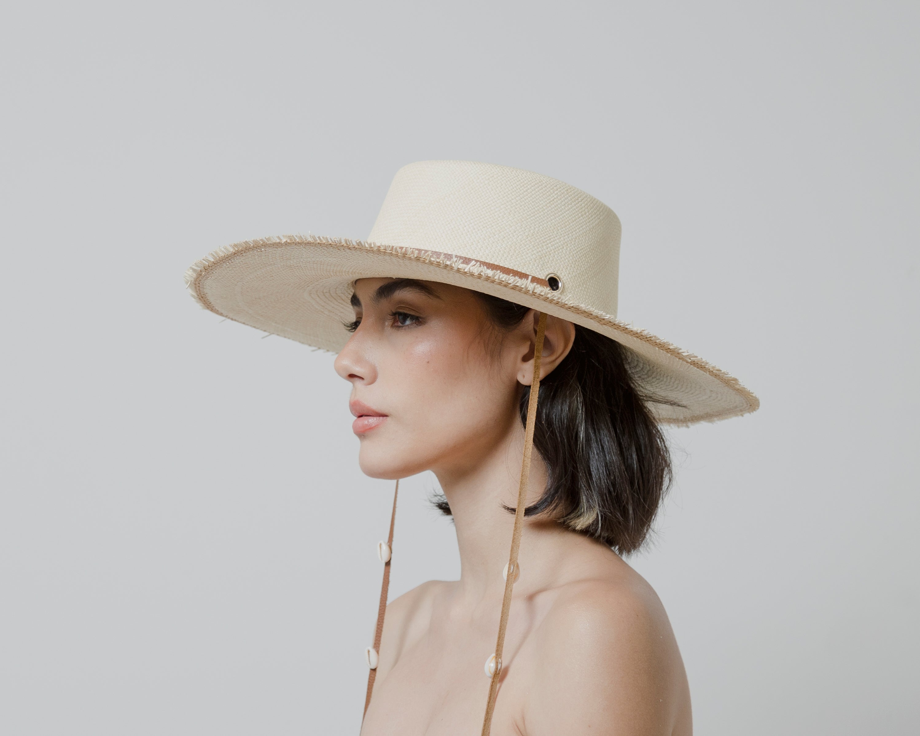 Chapeau à longs bords en cuir Cordovan effiloché orné de coquillages