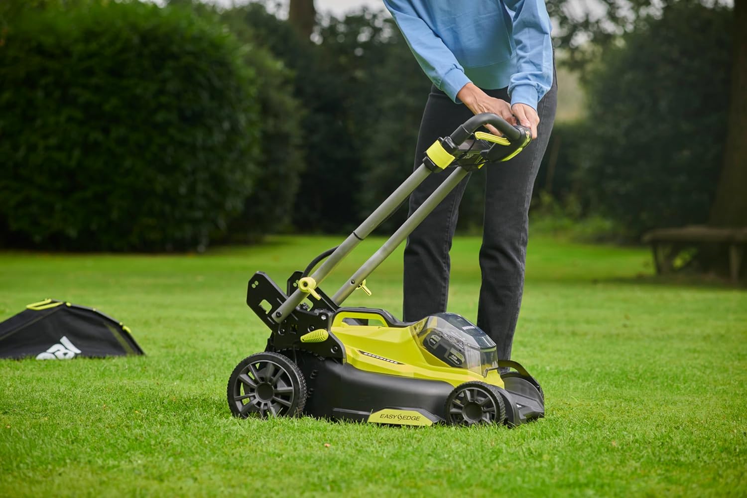 RYOBI 18 V ONE+ Akku-Rasenmäher RY18LMX40C-240 – 40 cm Schnittbreite, inkl. 2× 4,0 Ah Akkus & Ladegerät, bürstenloser Motor, für größere Rasenflächen
