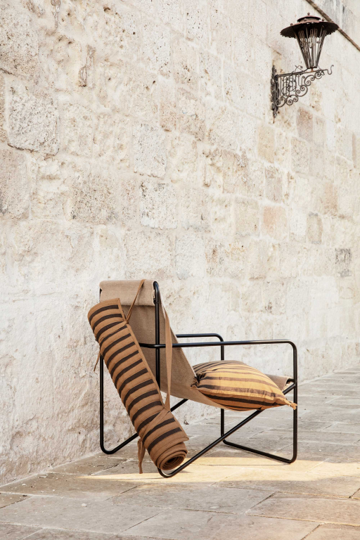 Ferm Living Desert fauteuil zwart onderstel Black/Soil