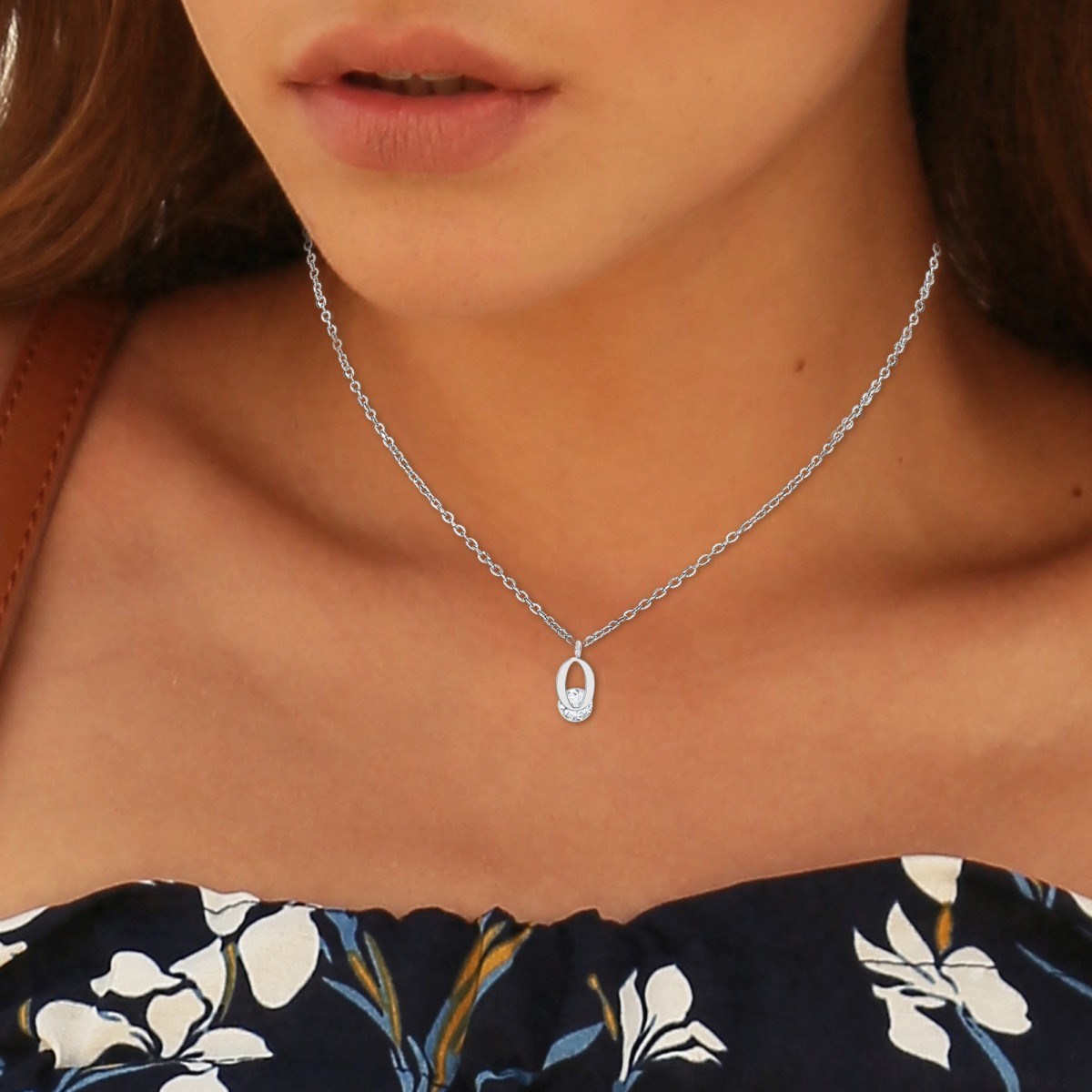 Collier alphabet lettre O SC Crystal orné d'un Zirconium