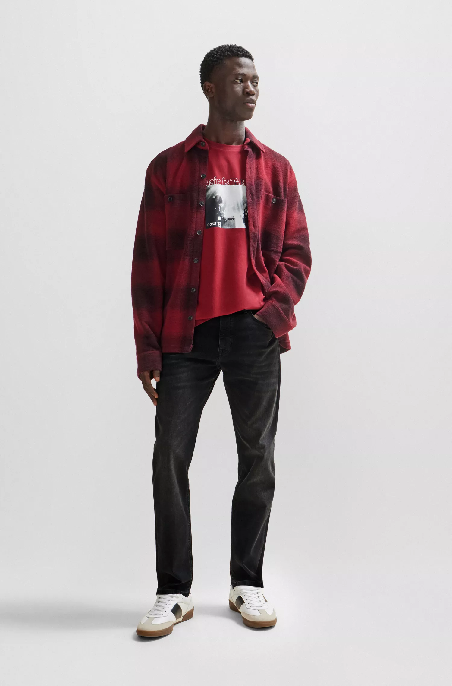 Calça jeans BOSS laranja, corte afunilado, em denim preto super elástico.