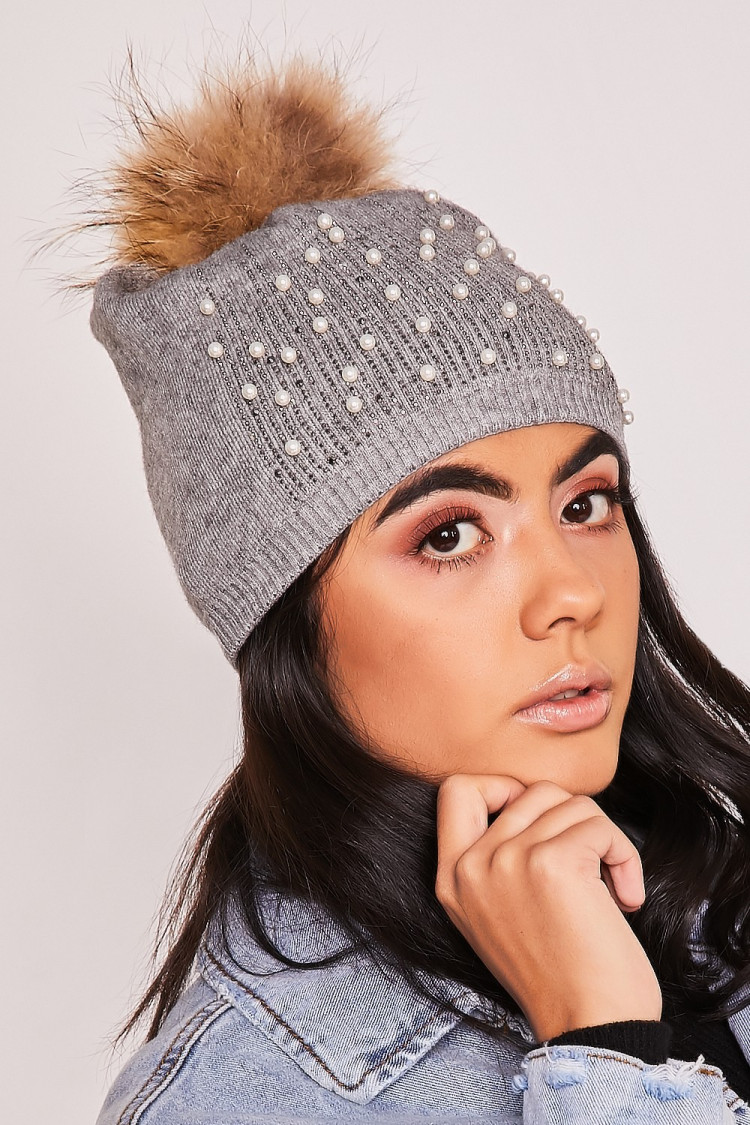 Bonnet gris avec perles brodées