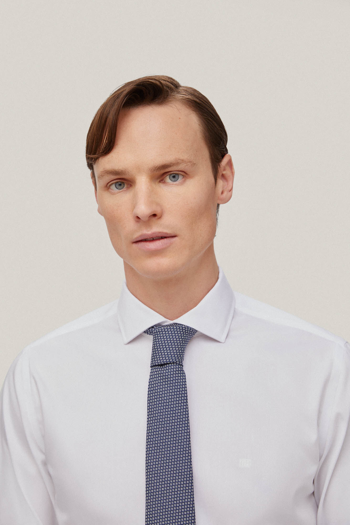Camisa social lisa com abotoaduras que não precisam ser passadas a ferro e corte slim resistente a manchas - Branca