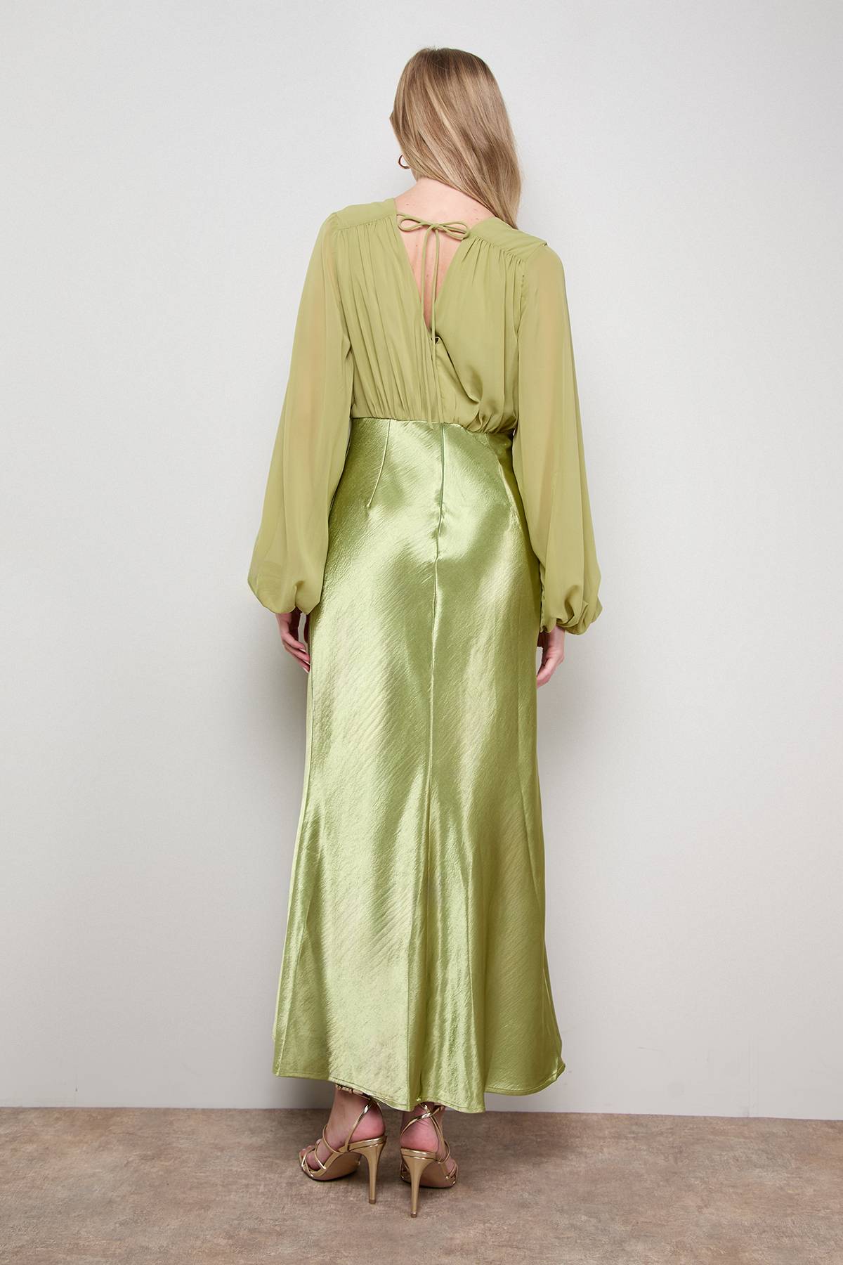 Oasis Robe Midaxi à Manches Bouffantes et Col V en Mélange Satin Mousseline Unie