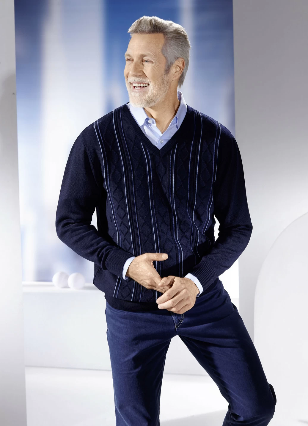 V-Pullover mit Strukturdessin in 3 Farben