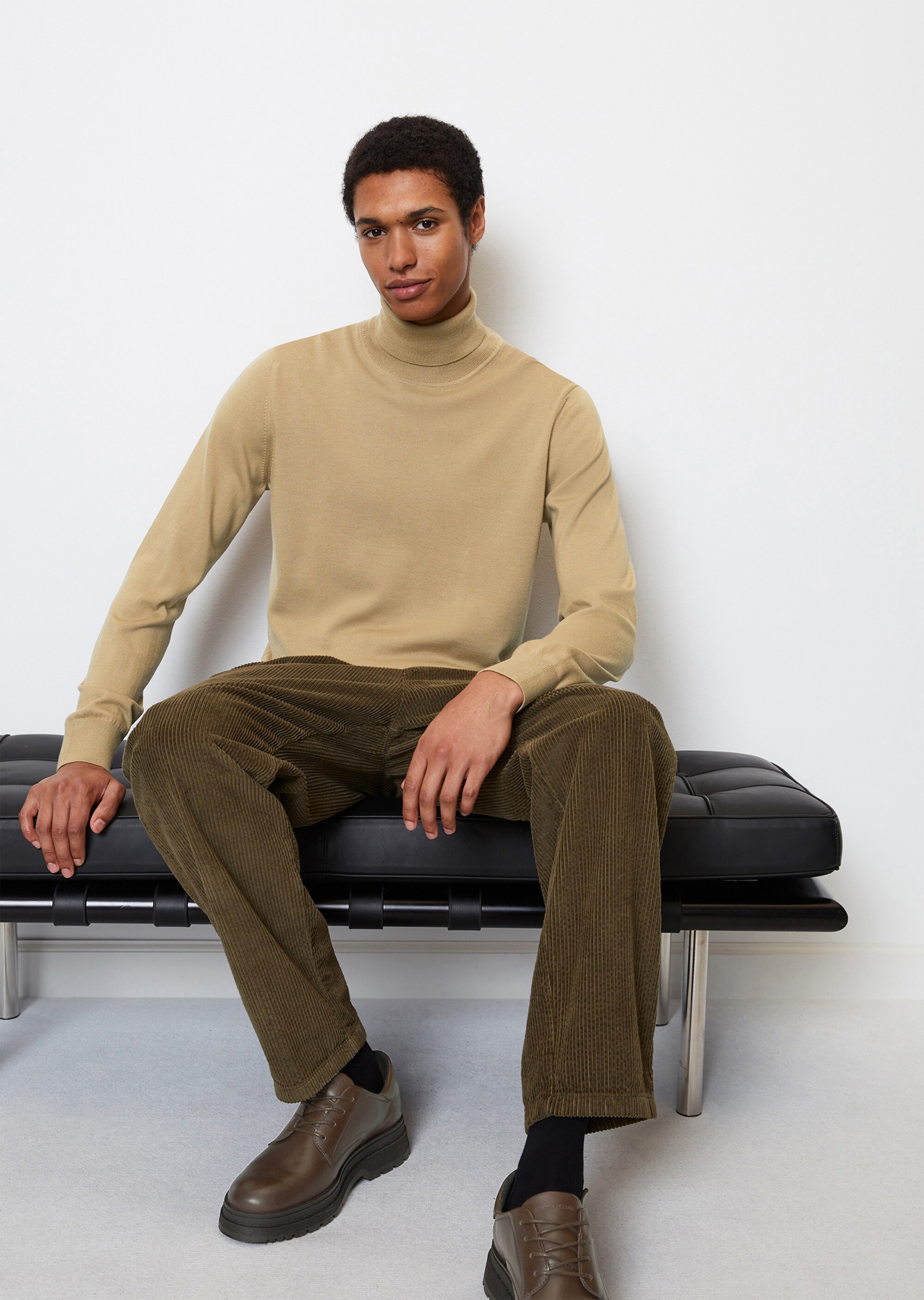 Rollkragen-Pullover shaped aus softer Schurwolle
