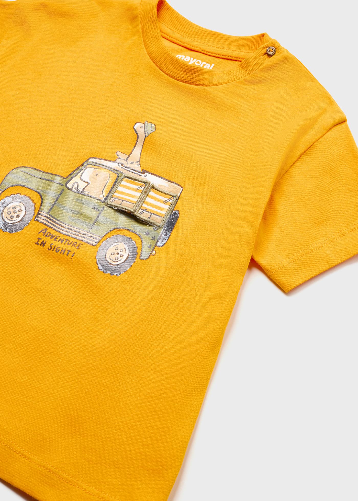 Camiseta infantil com estampa interativa feita de algodão sustentável.