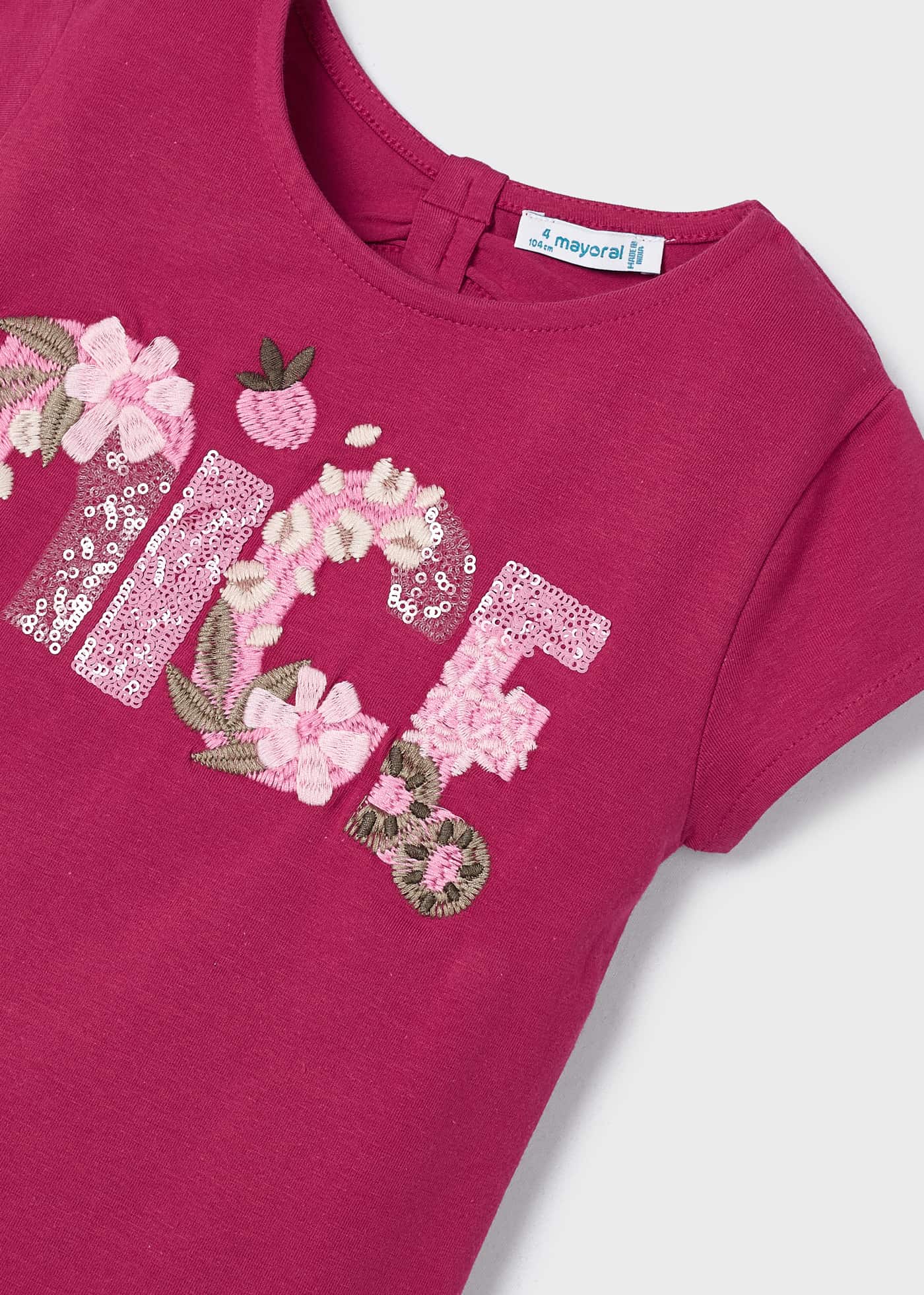 Camiseta feminina de algodão de manga curta com estampa bordada.