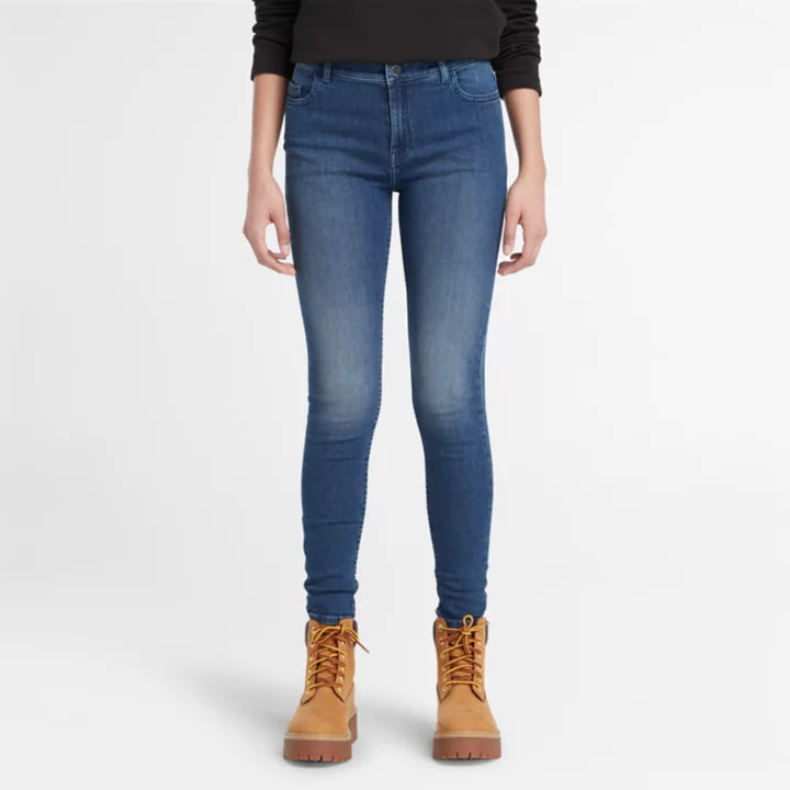 Calça jeans skinny feminina na cor índigo.