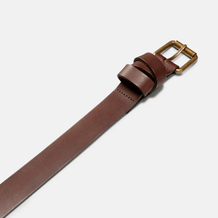 Cinto feminino de 30 mm com passador envolto na cor marrom.