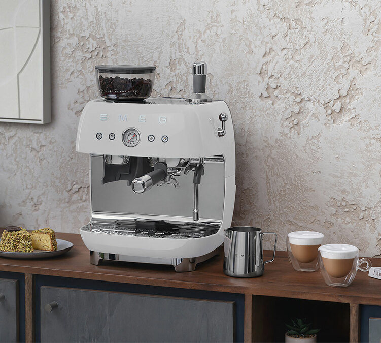 Machine expresso SMEG EGF03WHEU Blanche Années 50 avec moulin intégré