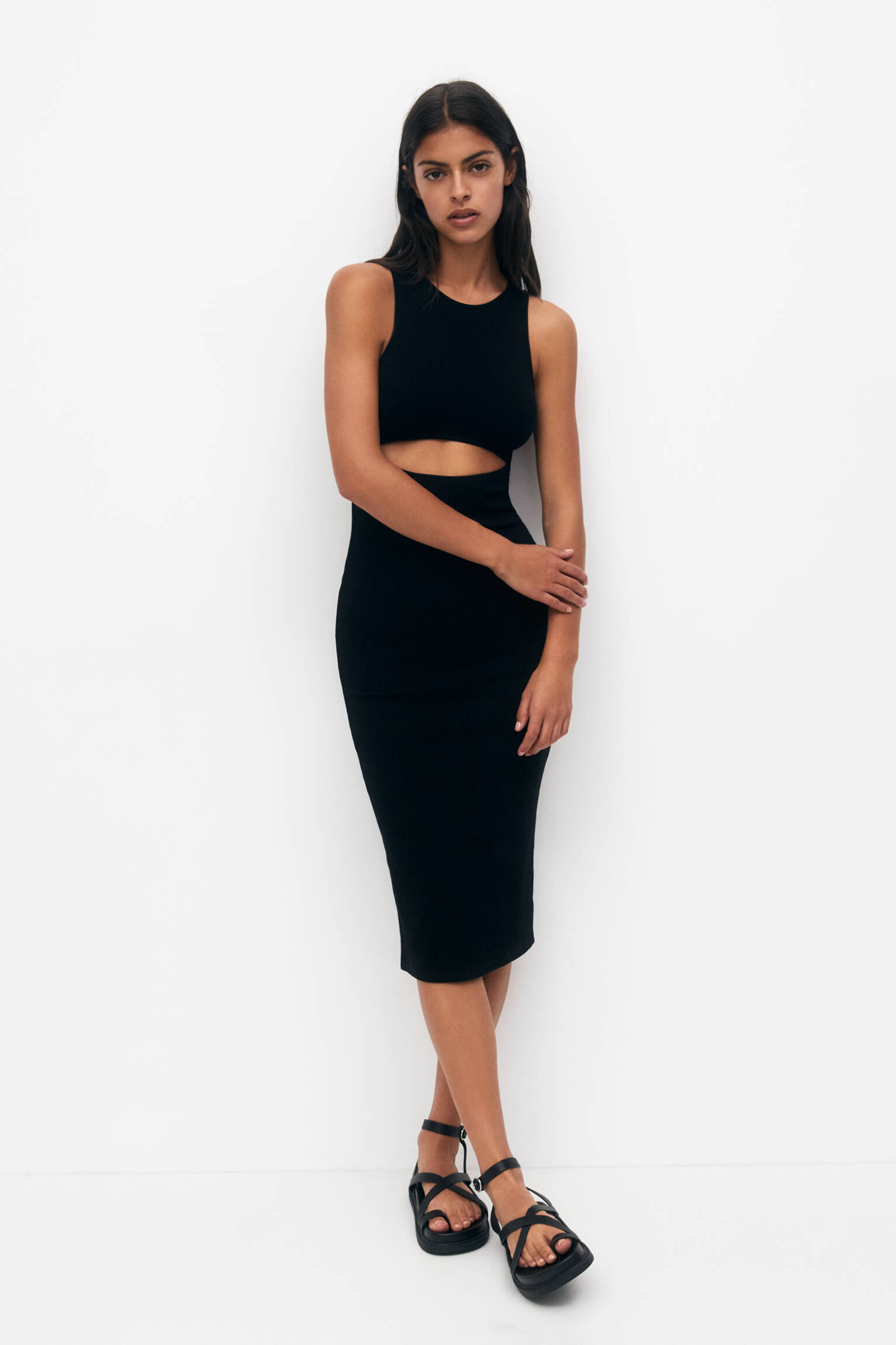 VESTIDO MIDI COM RECORTES - PRETO