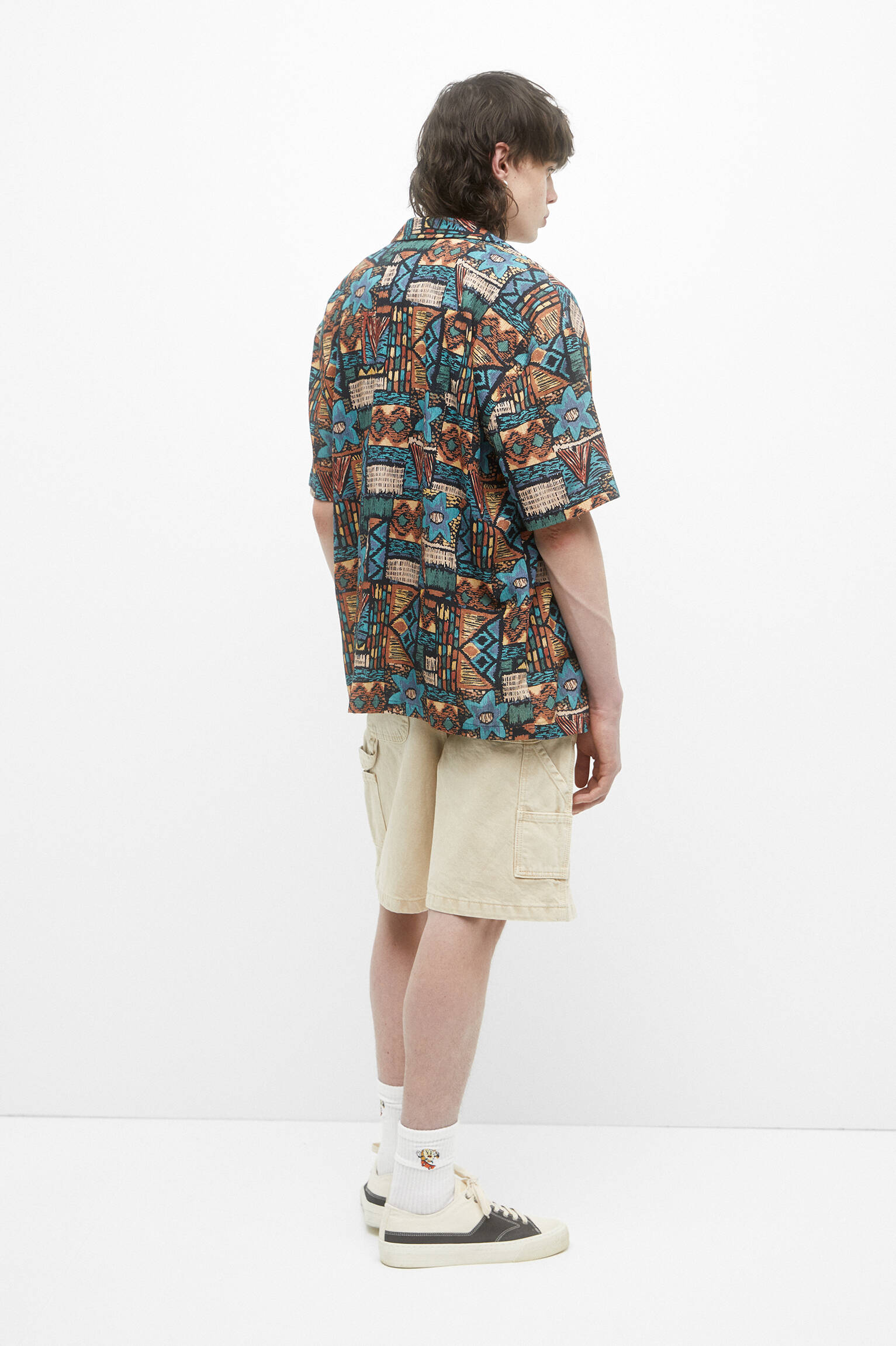 CAMISA DE MANGA CURTA COM ESTAMPA GEOMÉTRICA - AZUL E VERDE