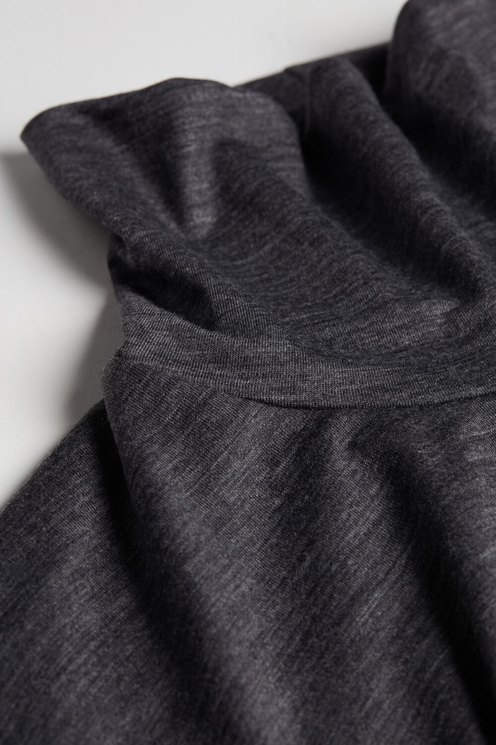 Blusa de lã merino de manga comprida e gola alta