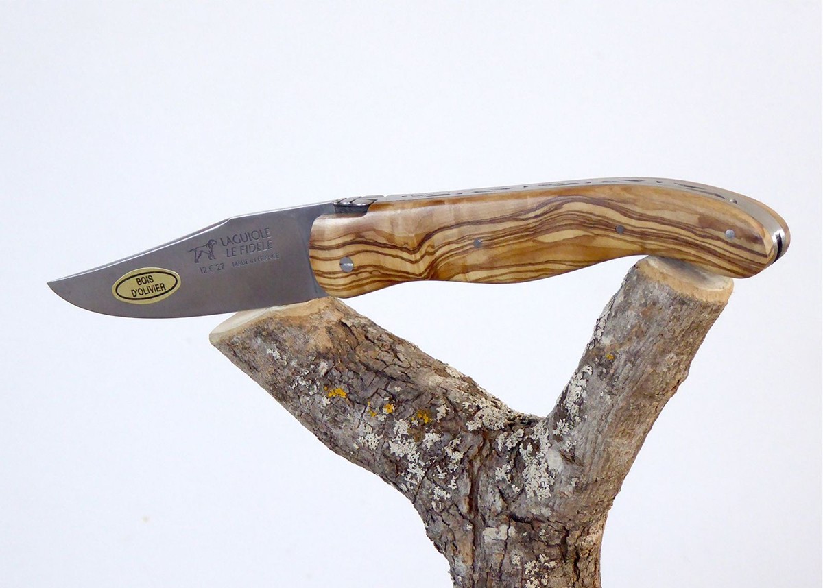 Couteau Laguiole de chasse avec un manche en Olivier