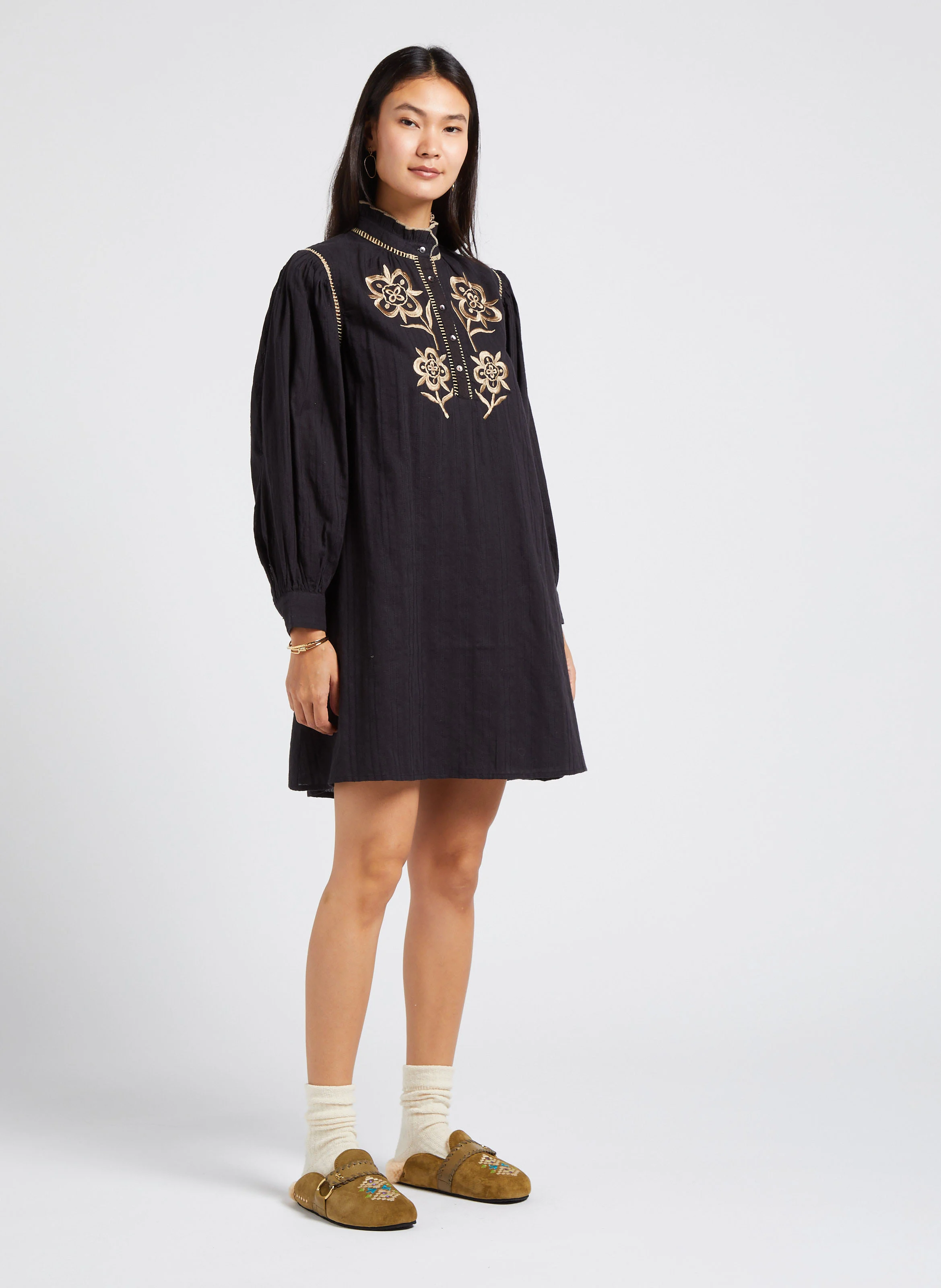 ANOUK - Robe courte évasée col montant en coton | Noir